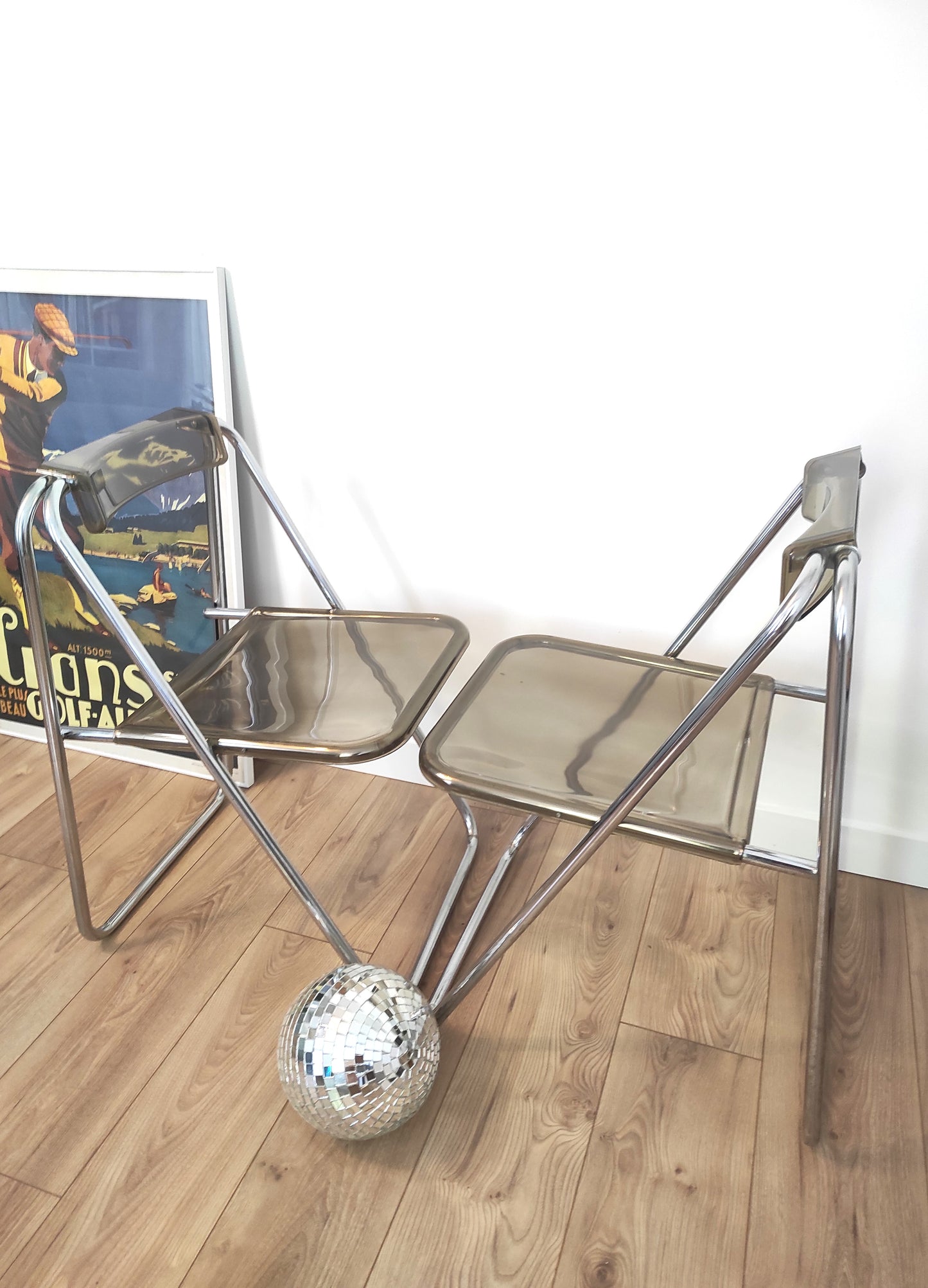 Paire de chaises pliantes vintage plexiglas fumé par Aldo Jacober style PLIA. On aime la simplicité et look très seventies de cette jolie paire de chaises du designer ALDO JACOBER dans le style PLIA GIANCARLO PIRETTI CASTELLI. Elles sont totalement dans leur jus depuis les années 70. En plexiglas fumé et métal chromé, peu encombrantes, elles seront parfaites dans votre bureau ou autour de votre table ! Les chaises, pour leur âge sont en très bon état malgré quelques traces du temps.