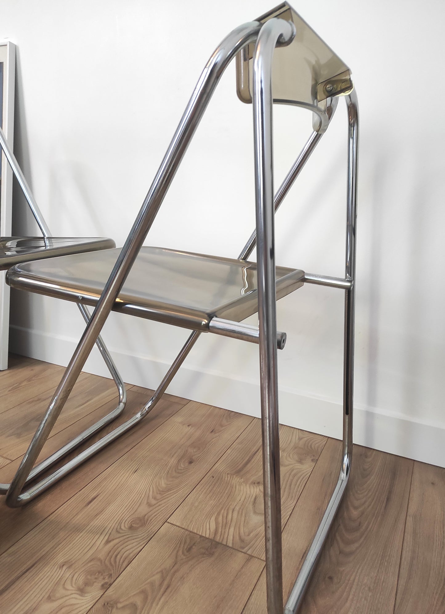 Paire de chaises pliantes vintage plexiglas fumé par Aldo Jacober style PLIA