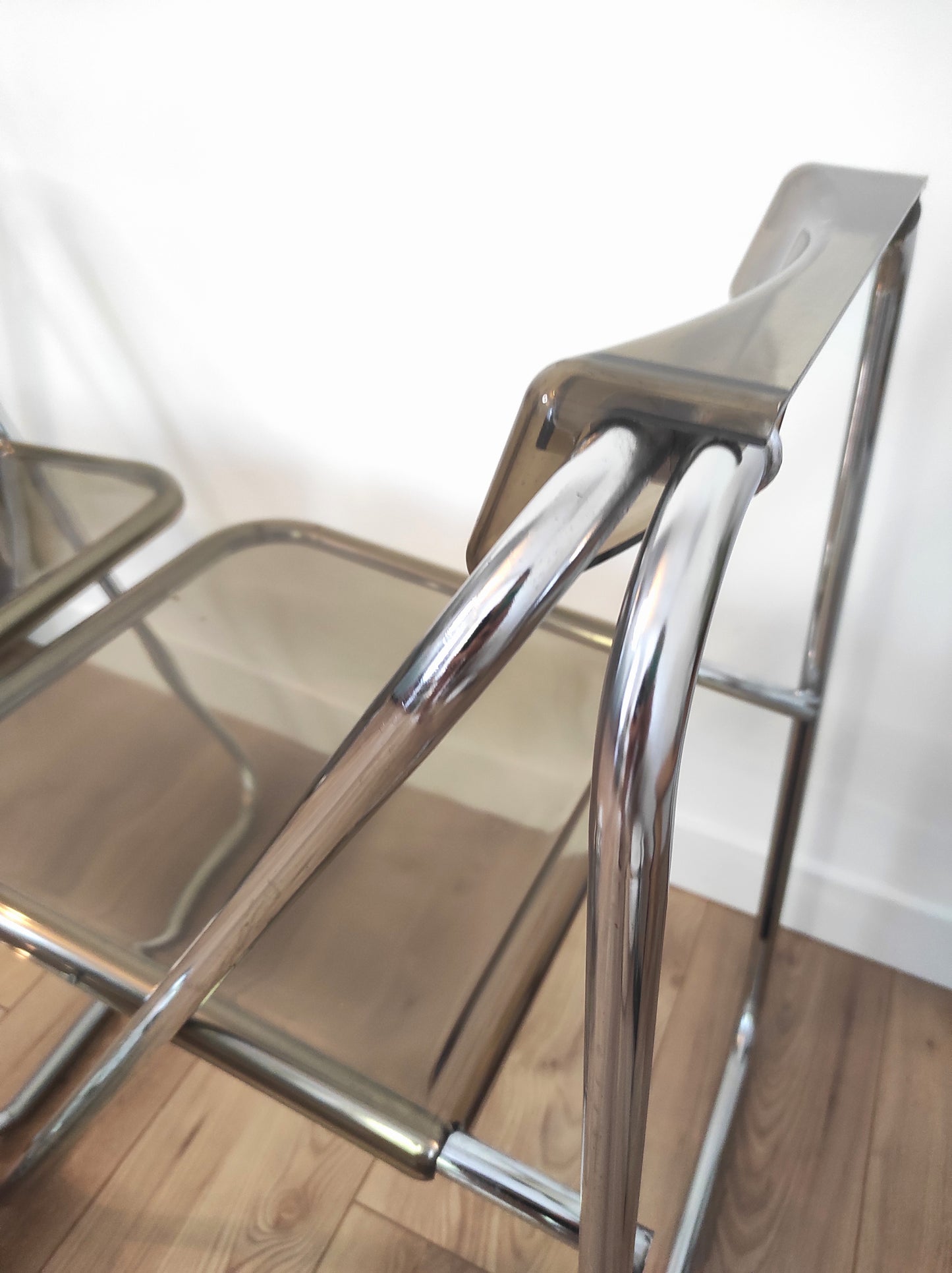 Paire de chaises pliantes vintage plexiglas fumé par Aldo Jacober style PLIA
