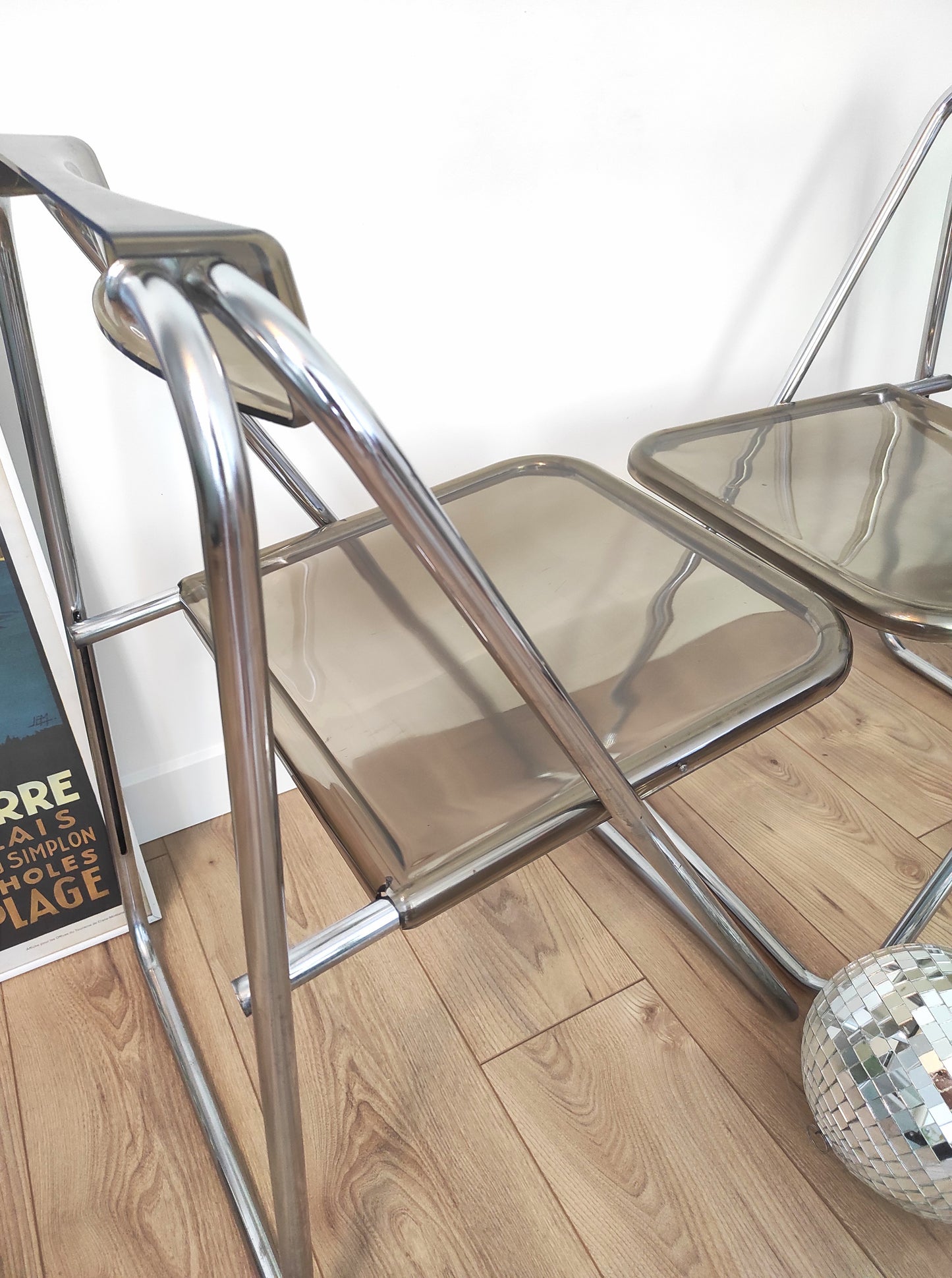 Paire de chaises pliantes vintage plexiglas fumé par Aldo Jacober style PLIA