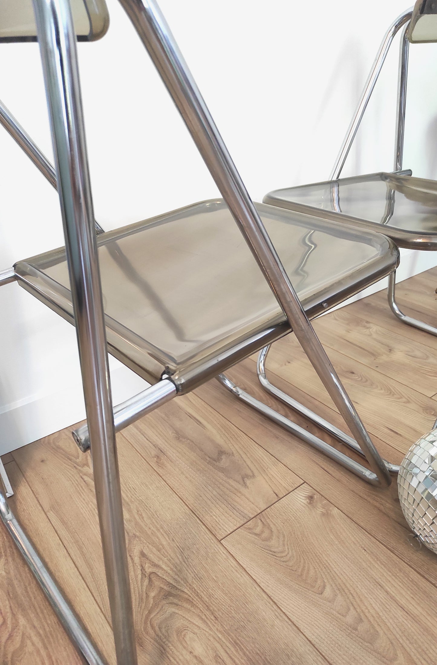 Paire de chaises pliantes vintage plexiglas fumé par Aldo Jacober style PLIA