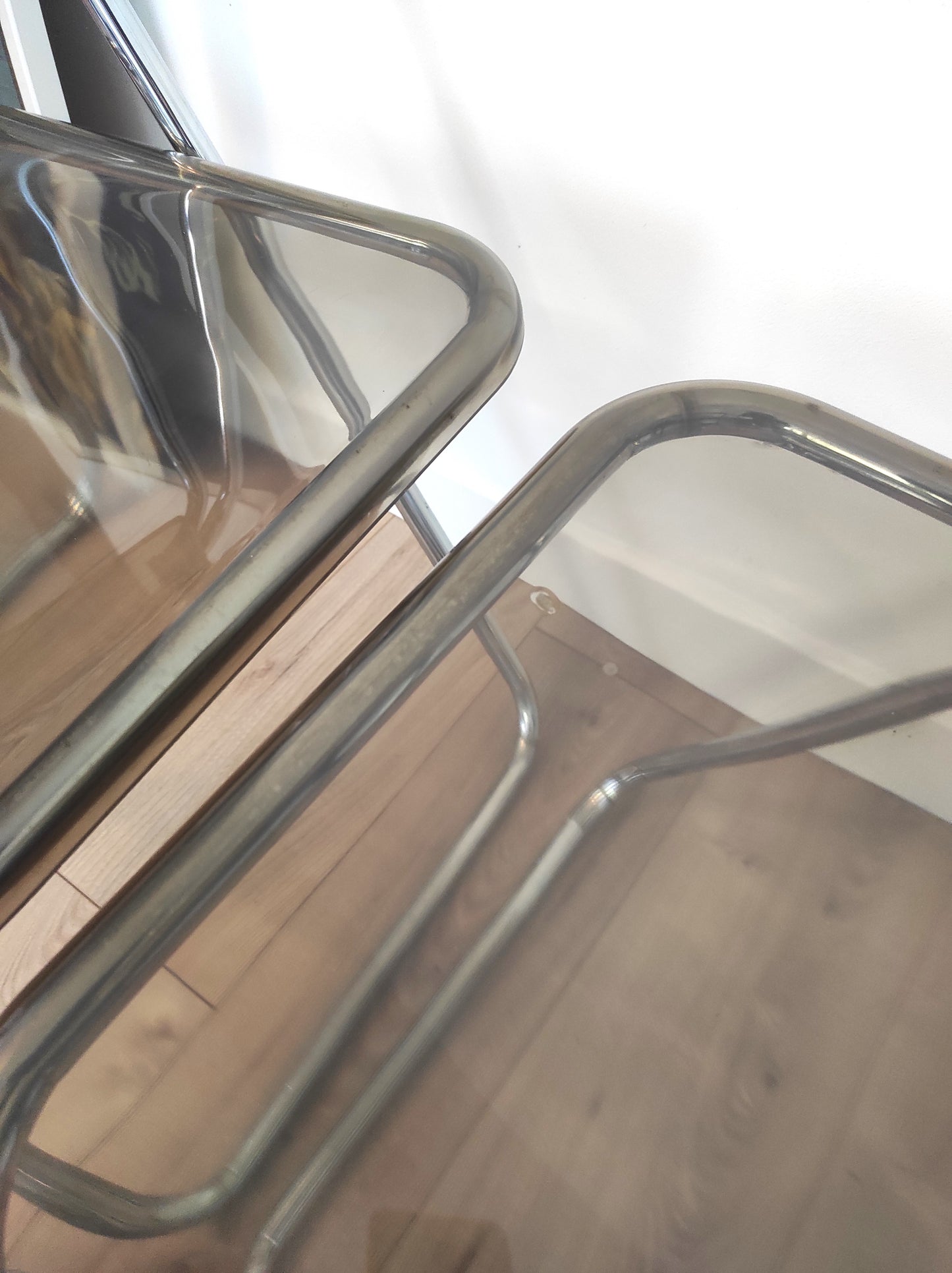 Paire de chaises pliantes vintage plexiglas fumé par Aldo Jacober style PLIA