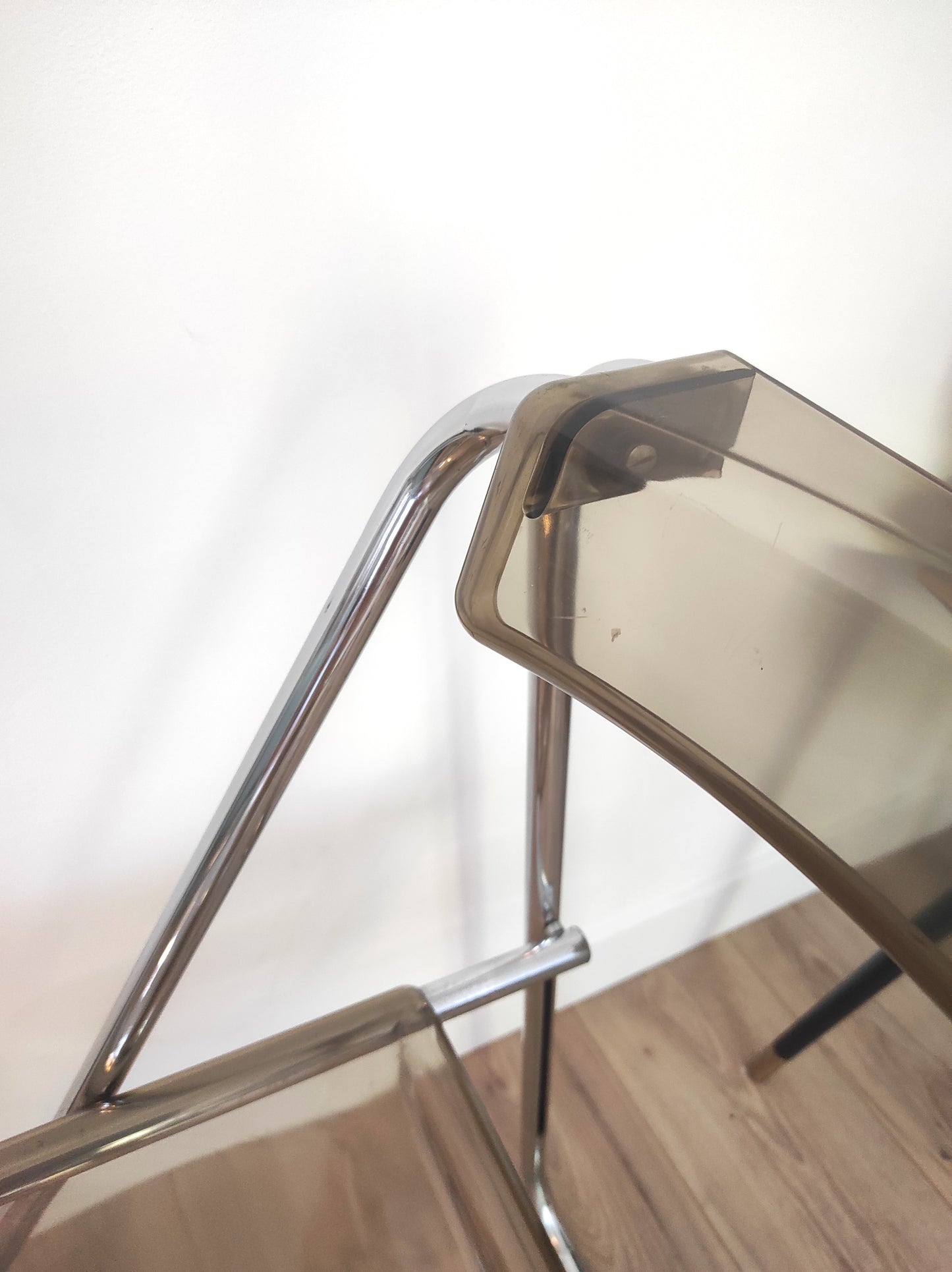 Paire de chaises pliantes vintage plexiglas fumé par Aldo Jacober style PLIA