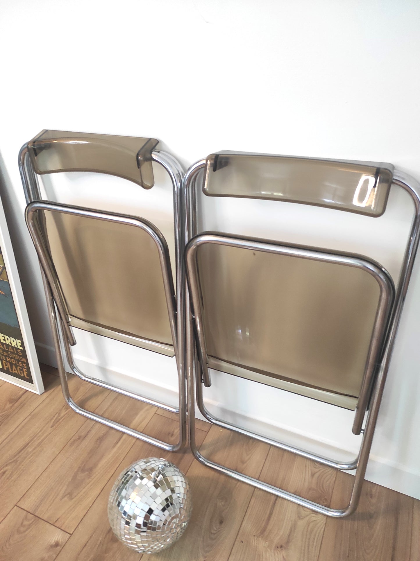 On aime la simplicité et look très seventies de cette jolie paire de chaises du designer ALDO JACOBER dans le style PLIA GIANCARLO PIRETTI CASTELLI. Elles sont totalement dans leur jus depuis les années 70. En plexiglas fumé et métal chromé, peu encombrantes, elles seront parfaites dans votre bureau ou autour de votre table ! Les chaises, pour leur âge sont en très bon état malgré quelques traces du temps.