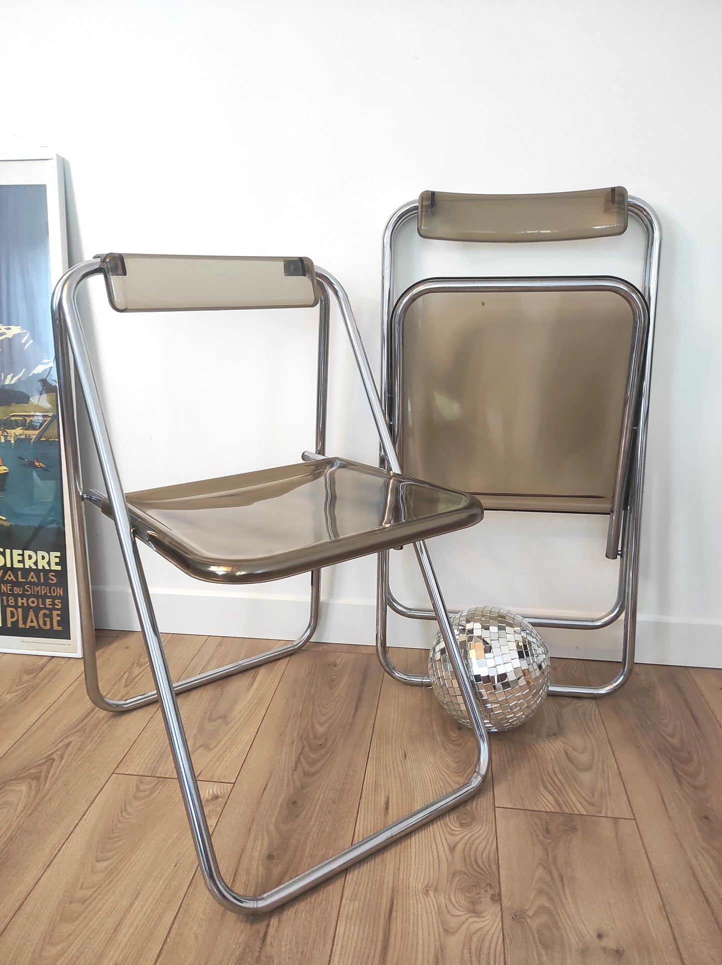 Paire de chaises pliantes vintage plexiglas fumé par Aldo Jacober style PLIA