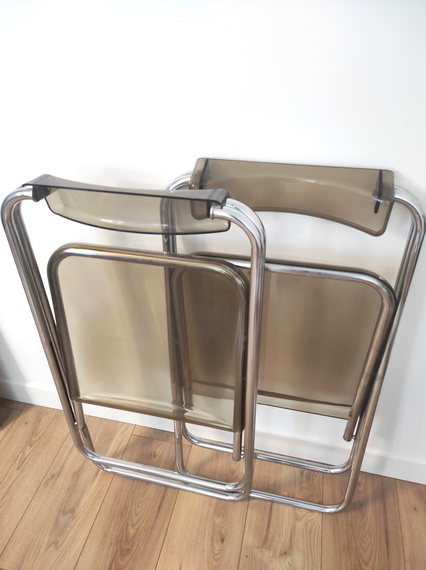 Paire de chaises pliantes vintage plexiglas fumé par Aldo Jacober style PLIA
