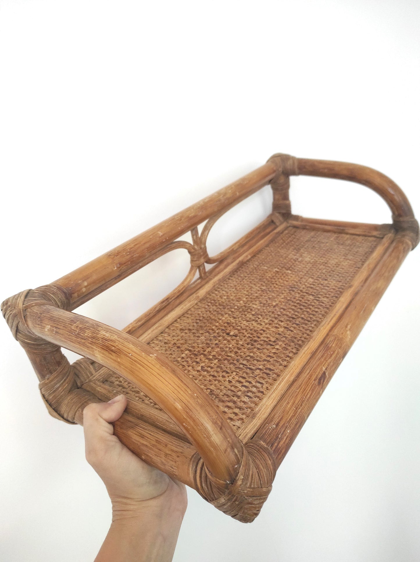 Jolie étagère murale en rotin vintage. Cette ancienne étagère murale en rotin trouvera sa place dans votre intérieur. Son format est idéal pour s'adapter à toutes les pièces de la maison, et accueillir livres ou déco. A noter : Dans son jus, le vernis est un peu passé à certains endroits mais reste en très bon état.