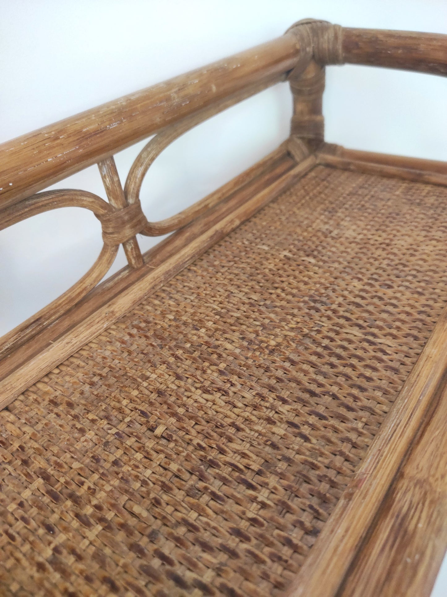 Jolie étagère murale en rotin vintage. Cette ancienne étagère murale en rotin trouvera sa place dans votre intérieur. Son format est idéal pour s'adapter à toutes les pièces de la maison, et accueillir livres ou déco. A noter : Dans son jus, le vernis est un peu passé à certains endroits mais reste en très bon état.
