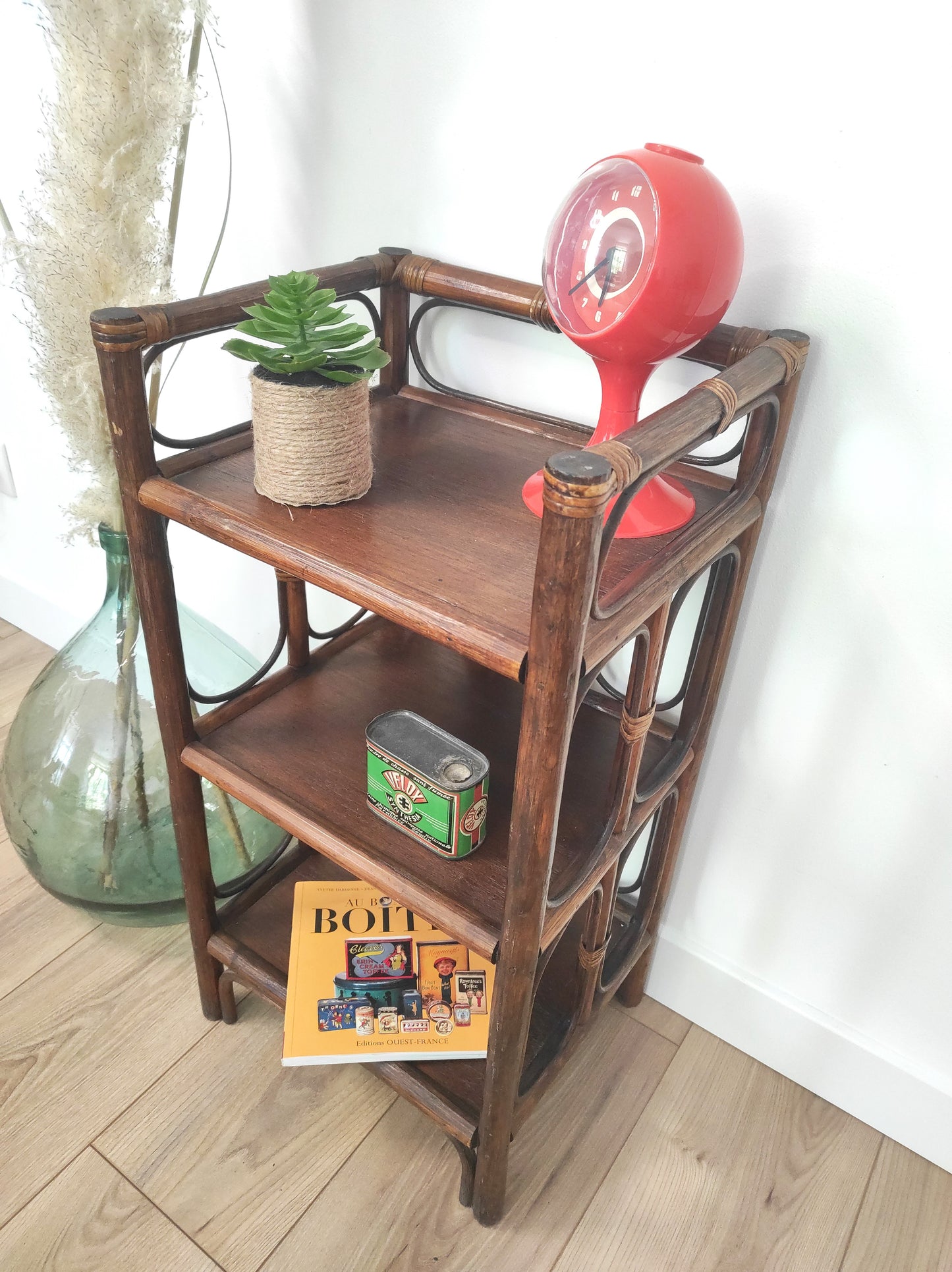 Petite étagère bibliothèque en rotin à poser vintage. Cette jolie petite étagère en rotin à poser vous apportera une ambiance vintage et bohème ! Dans son petit format elle est composée de 3 étagères et apportera une touche d'exotisme dans votre intérieur. Elle trouvera sa place aussi bien dans une chambre, que dans un salon, un bureau ou encore une salle de bain.