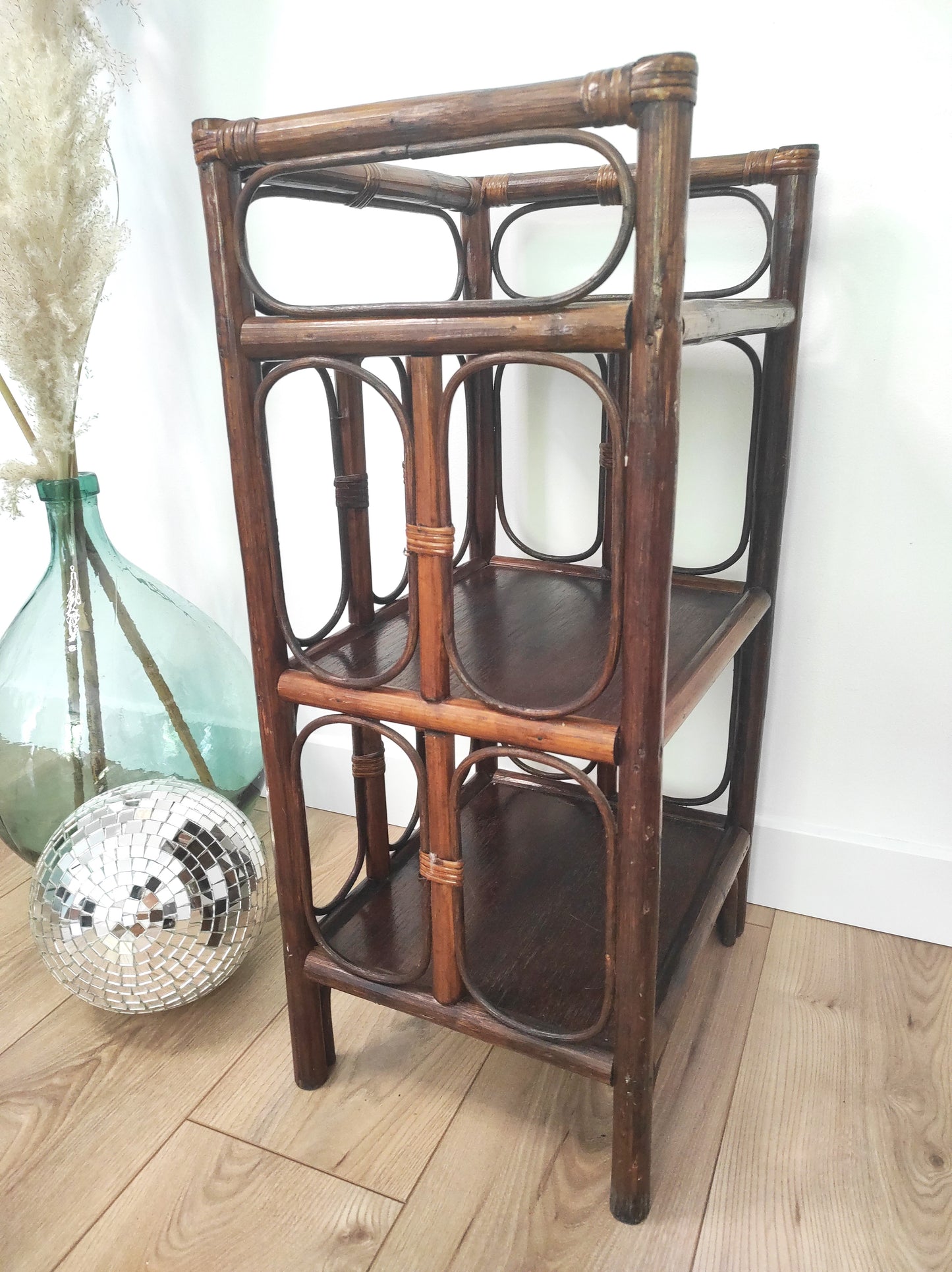 Petite étagère bibliothèque en rotin à poser vintage. Cette jolie petite étagère en rotin à poser vous apportera une ambiance vintage et bohème ! Dans son petit format elle est composée de 3 étagères et apportera une touche d'exotisme dans votre intérieur. Elle trouvera sa place aussi bien dans une chambre, que dans un salon, un bureau ou encore une salle de bain.