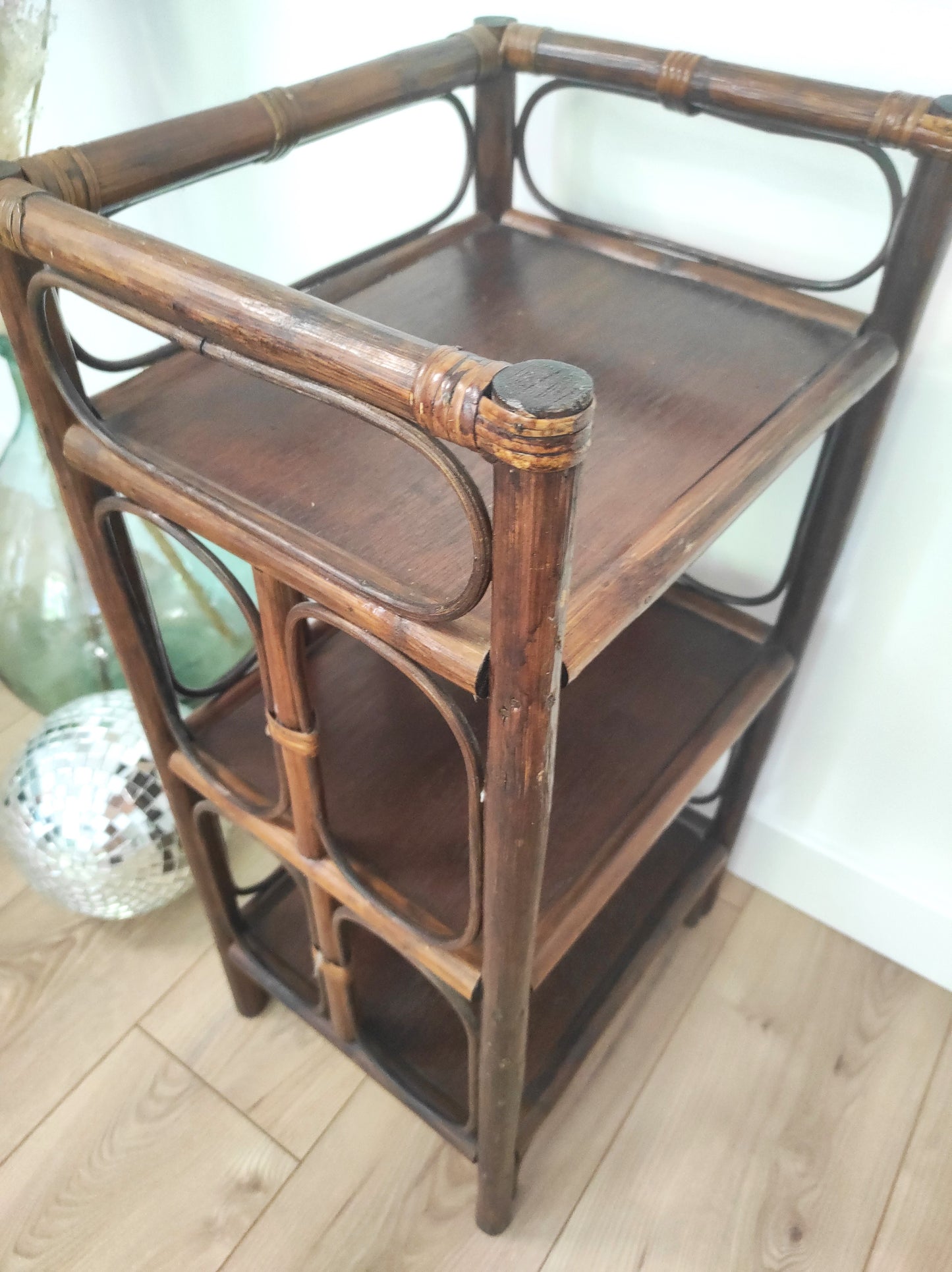 Petite étagère bibliothèque en rotin à poser vintage. Cette jolie petite étagère en rotin à poser vous apportera une ambiance vintage et bohème ! Dans son petit format elle est composée de 3 étagères et apportera une touche d'exotisme dans votre intérieur. Elle trouvera sa place aussi bien dans une chambre, que dans un salon, un bureau ou encore une salle de bain.