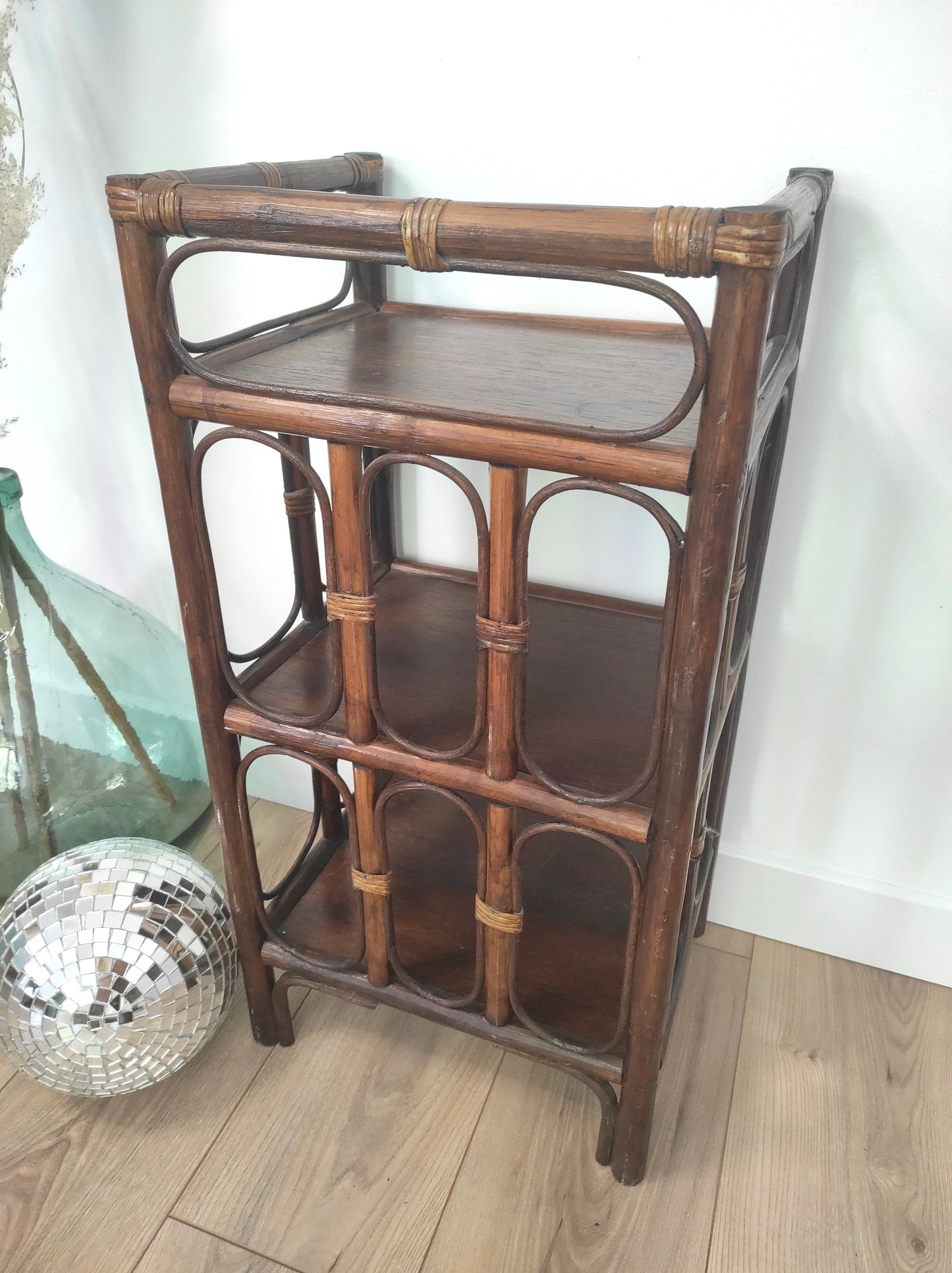 Petite étagère bibliothèque en rotin à poser vintage. Cette jolie petite étagère en rotin à poser vous apportera une ambiance vintage et bohème ! Dans son petit format elle est composée de 3 étagères et apportera une touche d'exotisme dans votre intérieur. Elle trouvera sa place aussi bien dans une chambre, que dans un salon, un bureau ou encore une salle de bain.