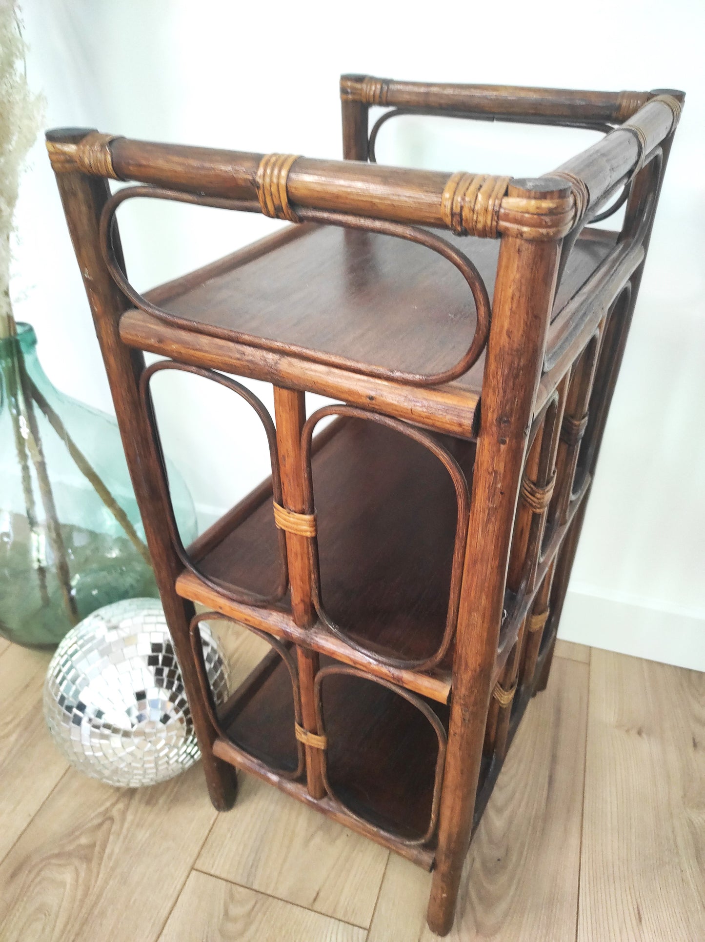 Petite étagère bibliothèque en rotin à poser vintage. Cette jolie petite étagère en rotin à poser vous apportera une ambiance vintage et bohème ! Dans son petit format elle est composée de 3 étagères et apportera une touche d'exotisme dans votre intérieur. Elle trouvera sa place aussi bien dans une chambre, que dans un salon, un bureau ou encore une salle de bain.