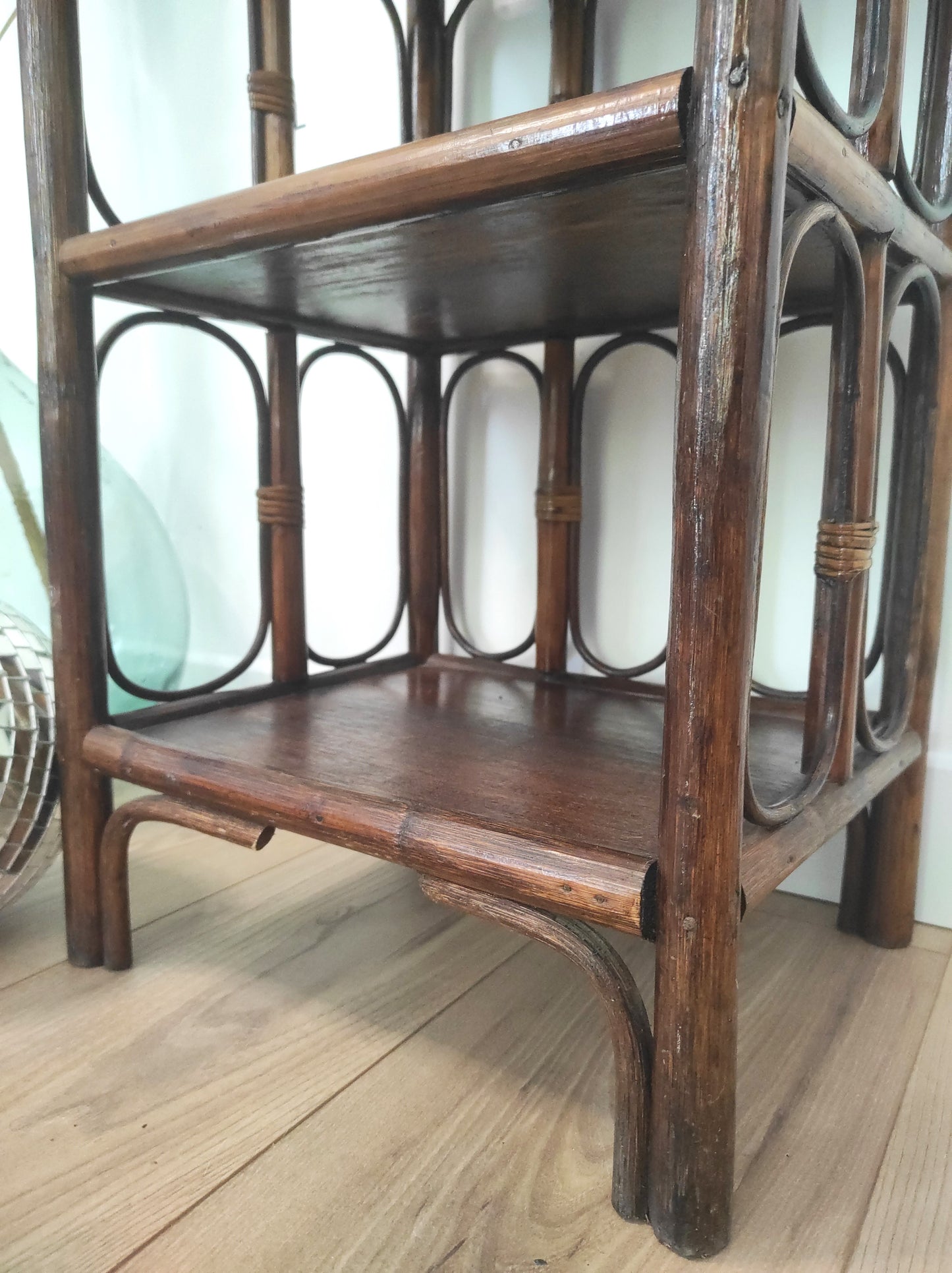Petite étagère bibliothèque en rotin à poser vintage. Cette jolie petite étagère en rotin à poser vous apportera une ambiance vintage et bohème ! Dans son petit format elle est composée de 3 étagères et apportera une touche d'exotisme dans votre intérieur. Elle trouvera sa place aussi bien dans une chambre, que dans un salon, un bureau ou encore une salle de bain.