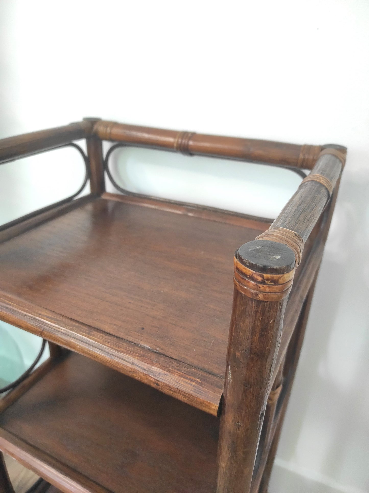Petite étagère bibliothèque en rotin à poser vintage. Cette jolie petite étagère en rotin à poser vous apportera une ambiance vintage et bohème ! Dans son petit format elle est composée de 3 étagères et apportera une touche d'exotisme dans votre intérieur. Elle trouvera sa place aussi bien dans une chambre, que dans un salon, un bureau ou encore une salle de bain.