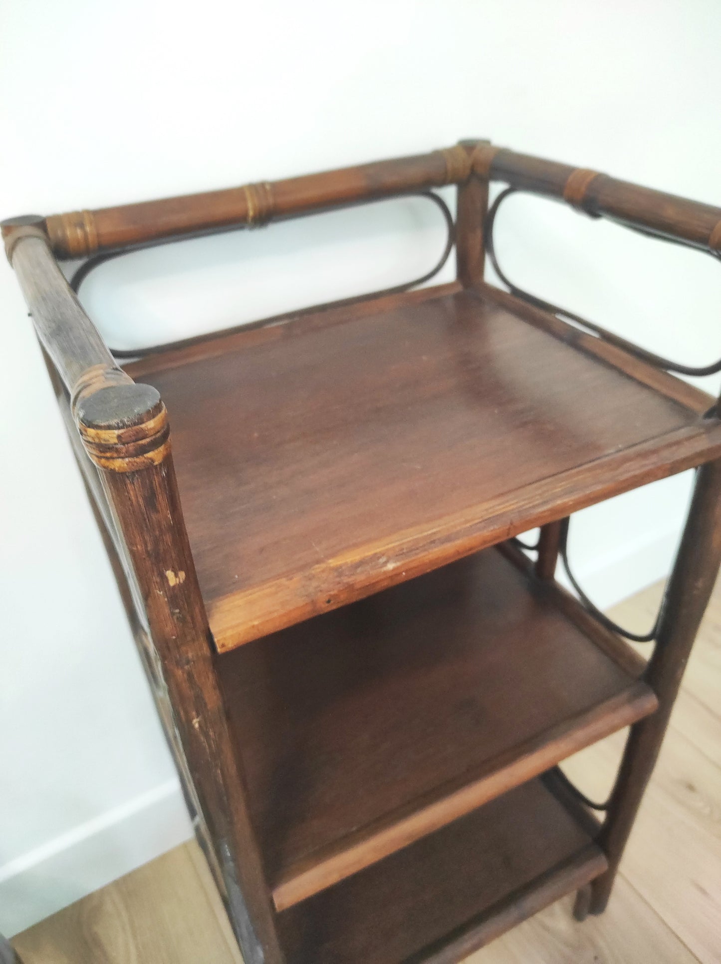 Petite étagère bibliothèque en rotin à poser vintage. Cette jolie petite étagère en rotin à poser vous apportera une ambiance vintage et bohème ! Dans son petit format elle est composée de 3 étagères et apportera une touche d'exotisme dans votre intérieur. Elle trouvera sa place aussi bien dans une chambre, que dans un salon, un bureau ou encore une salle de bain.