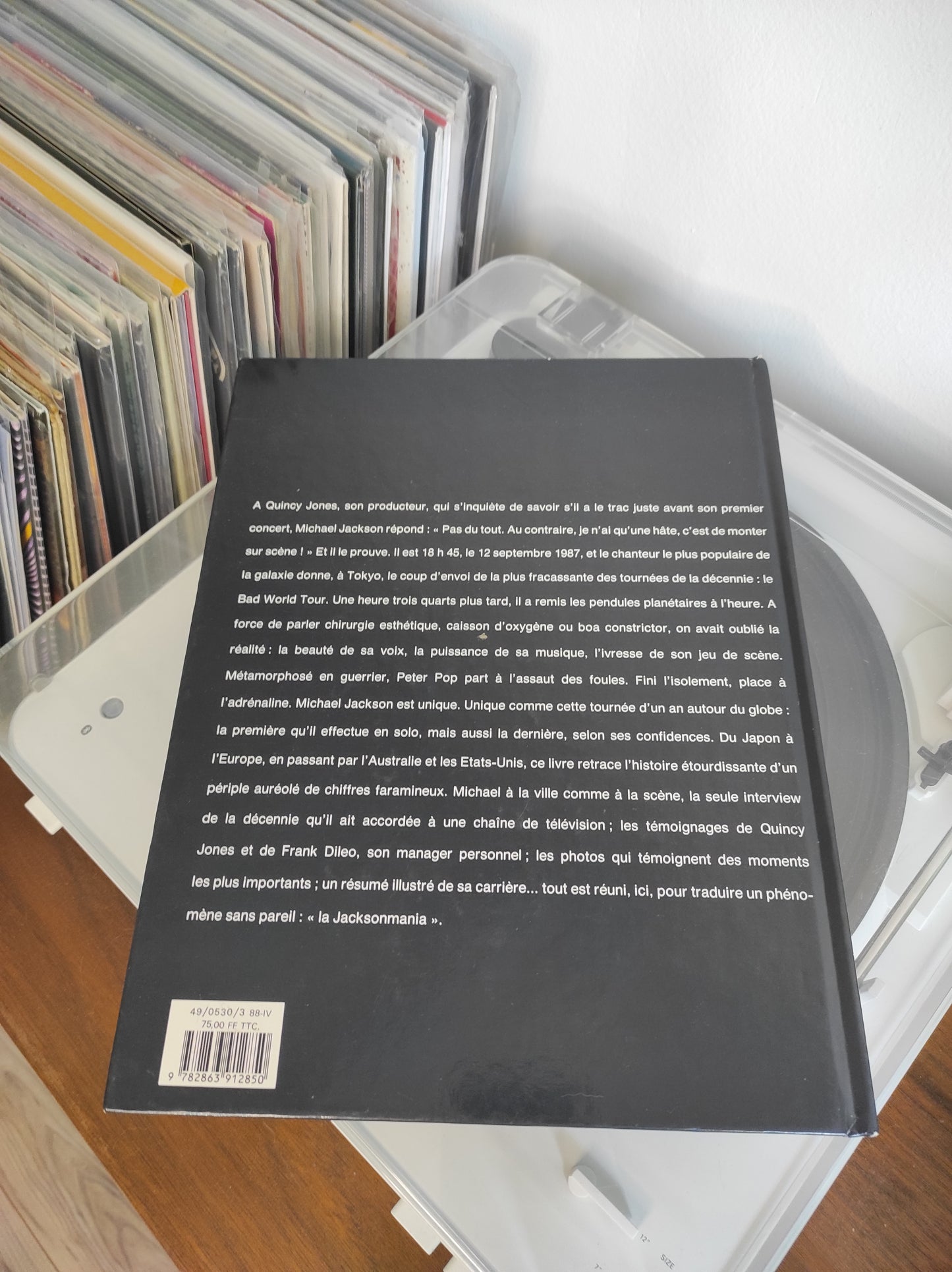 Ancien livre sur Michael Jackson vintage 1988. Le 12 septembre 1987, le chanteur le pus populaire de galaxie entame sa tournée mondiale à Tokyo ! Ce livre en très bon état retrace la première tournée mondial en solo de Michael Jackson. Livre de Tom Lamotta aux éditions "Edition n°1". Livre vintage