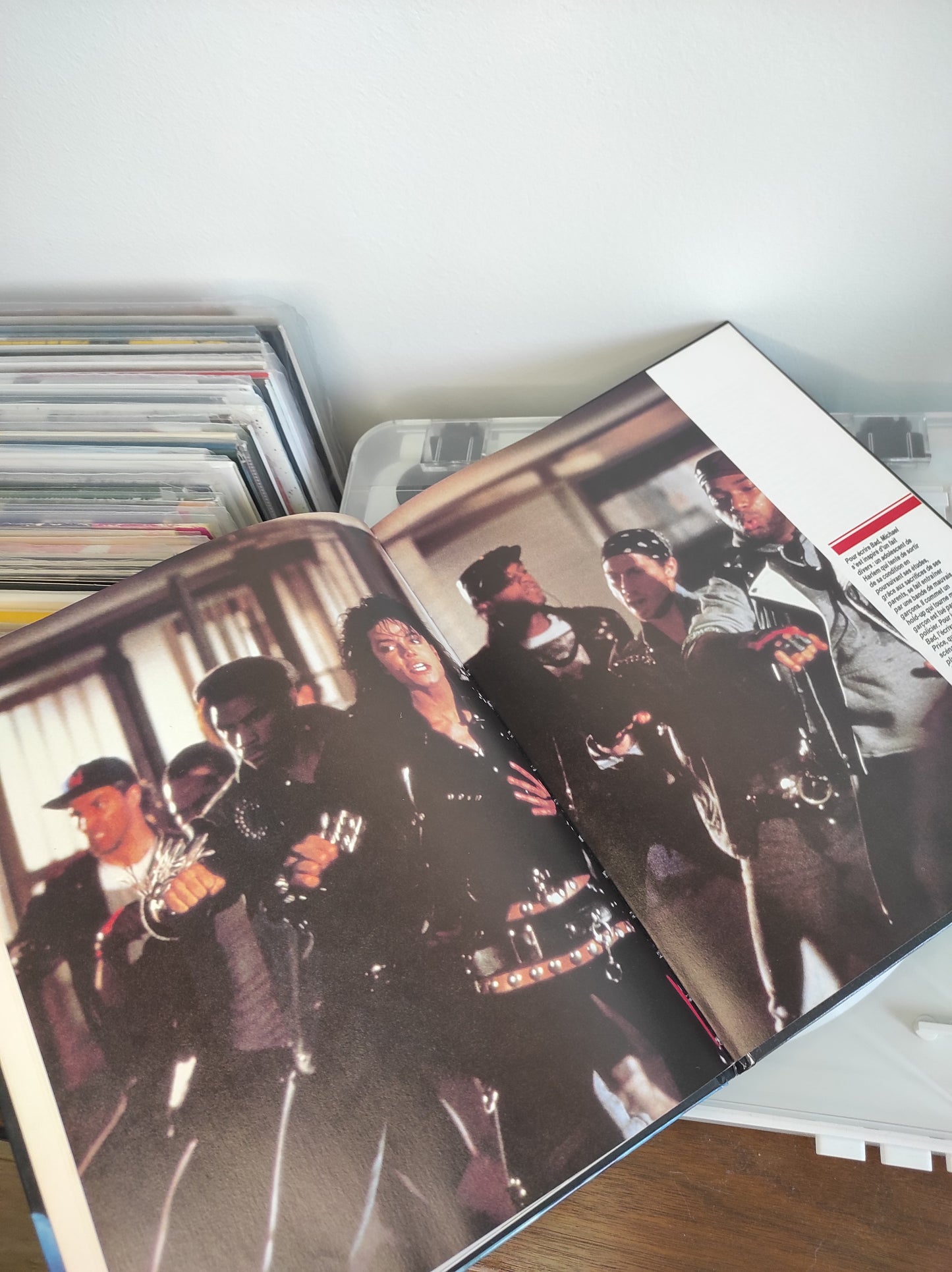 Ancien livre sur Michael Jackson vintage 1988. Le 12 septembre 1987, le chanteur le pus populaire de galaxie entame sa tournée mondiale à Tokyo ! Ce livre en très bon état retrace la première tournée mondial en solo de Michael Jackson. Livre de Tom Lamotta aux éditions "Edition n°1". Livre vintage