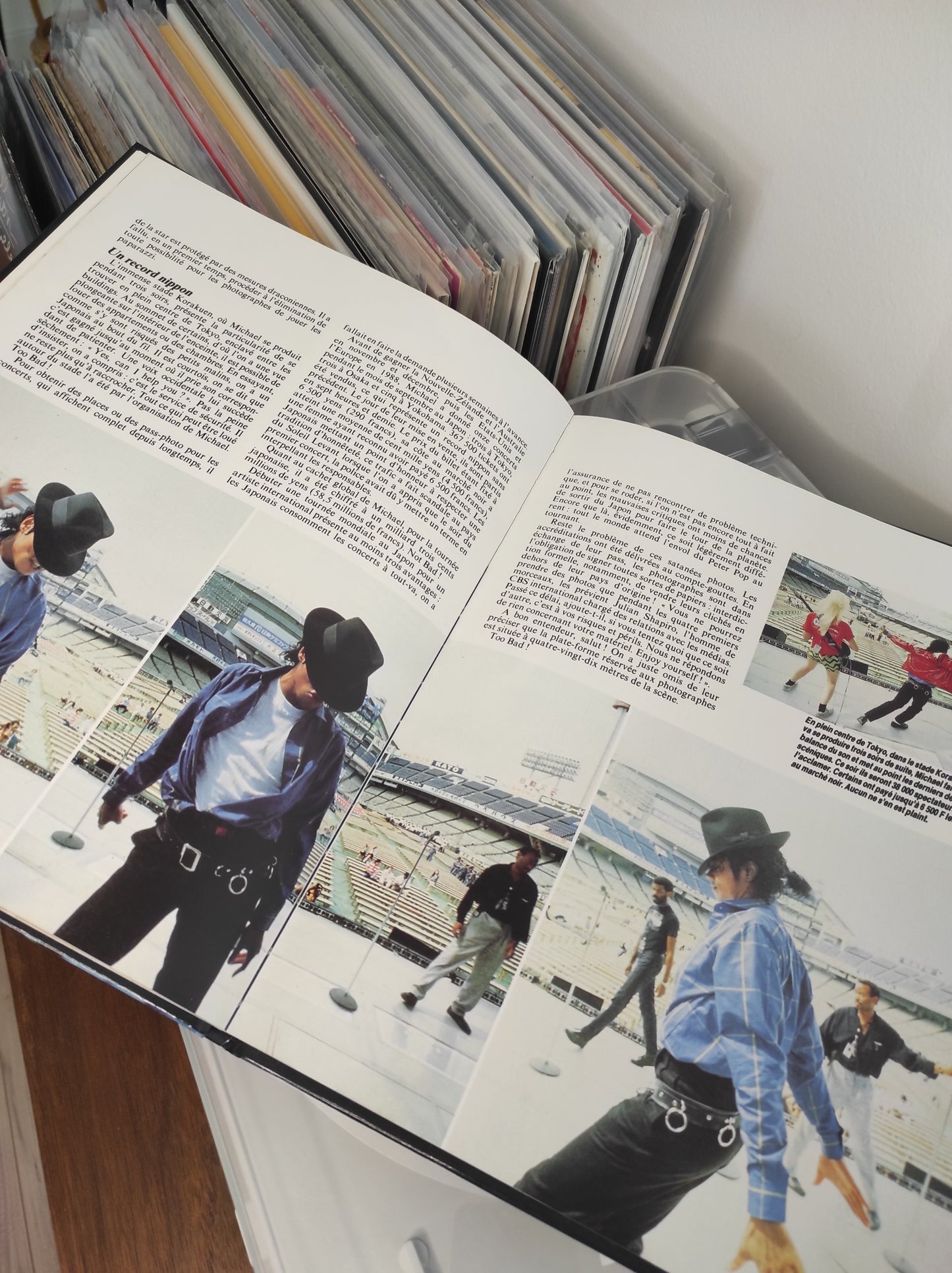 Ancien livre sur Michael Jackson vintage 1988. Le 12 septembre 1987, le chanteur le pus populaire de galaxie entame sa tournée mondiale à Tokyo ! Ce livre en très bon état retrace la première tournée mondial en solo de Michael Jackson. Livre de Tom Lamotta aux éditions "Edition n°1". Livre vintage
