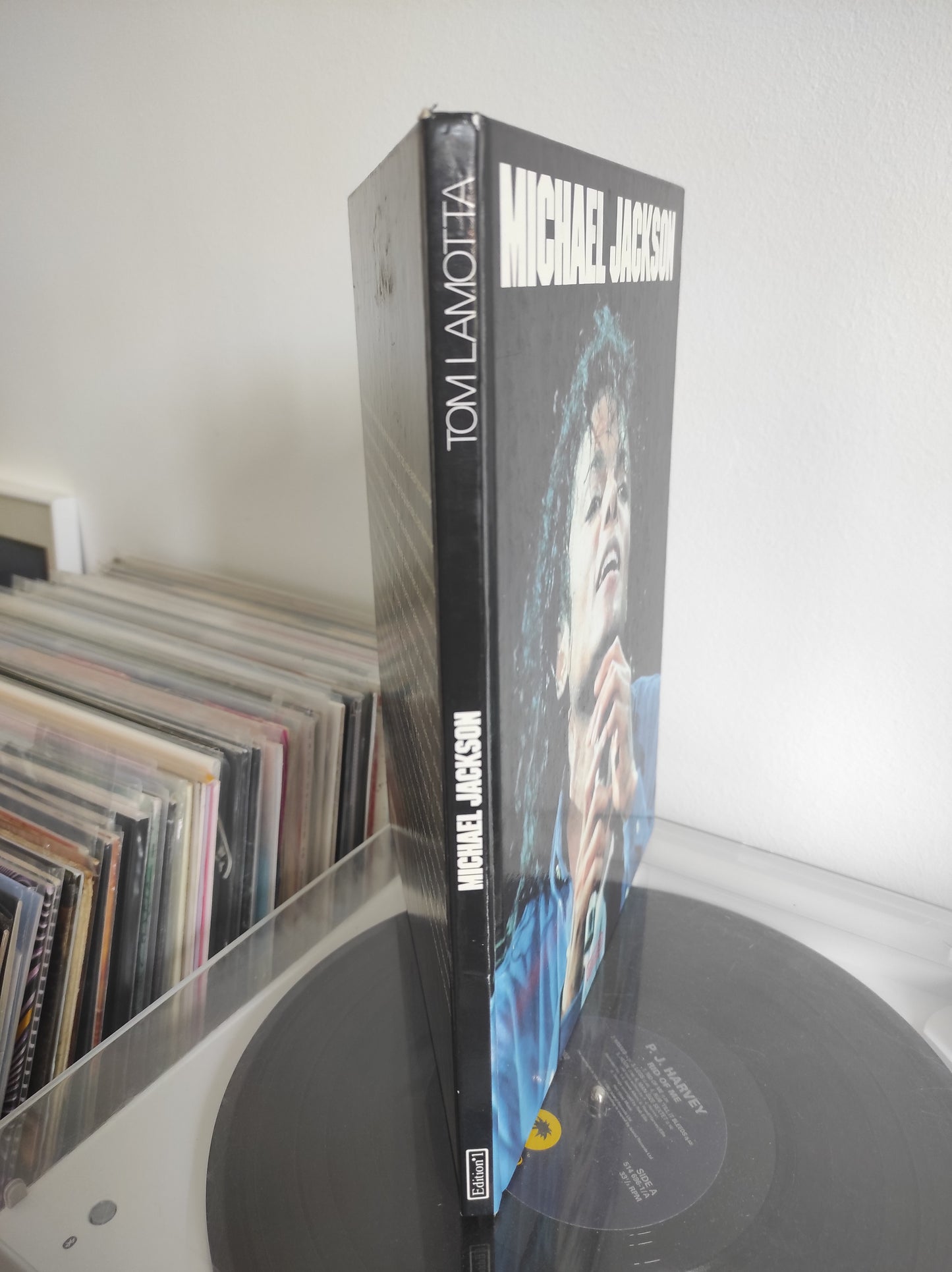 Ancien livre sur Michael Jackson vintage 1988.Le 12 septembre 1987, le chanteur le pus populaire de galaxie entame sa tournée mondiale à Tokyo ! Ce livre en très bon état retrace la première tournée mondial en solo de Michael Jackson. Livre de Tom Lamotta aux éditions "Edition n°1". Livre vintage