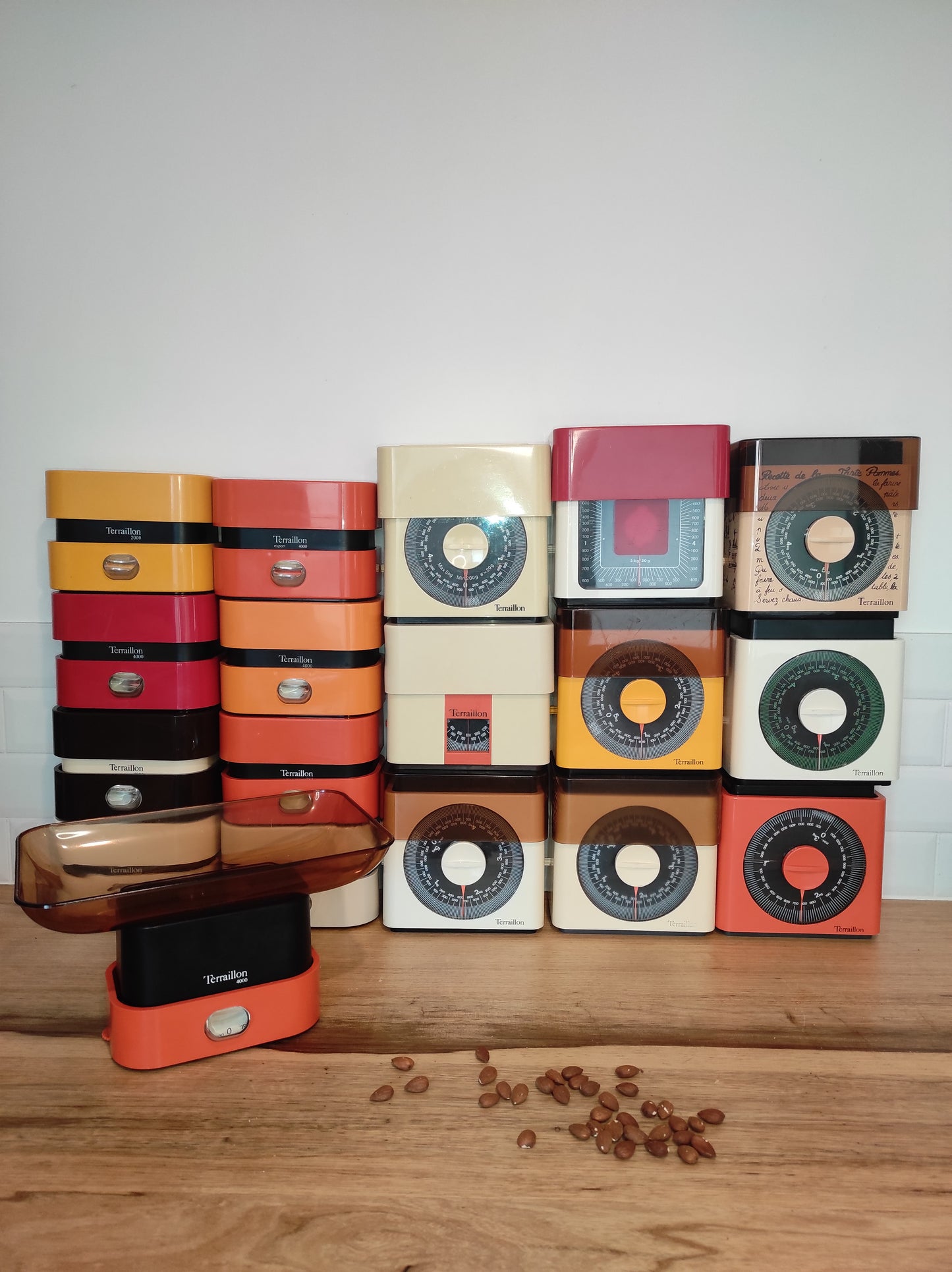Copie de Balance de cuisine vintage Terraillon Export 4000 orange. Qui ne la connait pas ? La balance mécanique Terraillon est un modèle incontournable de l’électroménager vintage à avoir ! En parfait état de fonctionnement elle sera très jolie aussi en déco dans votre cuisine. Pesée possible jusqu’à 4kg, graduée par 20gr, une petite molette de tare sur le coté. Dans son jus avec quelques traces du passé mais fonctionne parfaitement.