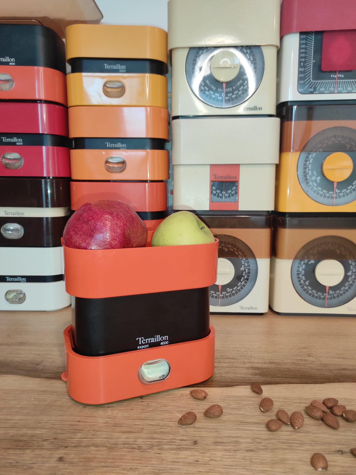 Copie de Balance de cuisine vintage Terraillon Export 4000 orange. Qui ne la connait pas ? La balance mécanique Terraillon est un modèle incontournable de l’électroménager vintage à avoir ! En parfait état de fonctionnement elle sera très jolie aussi en déco dans votre cuisine. Pesée possible jusqu’à 4kg, graduée par 20gr, une petite molette de tare sur le coté. Dans son jus avec quelques traces du passé mais fonctionne parfaitement.