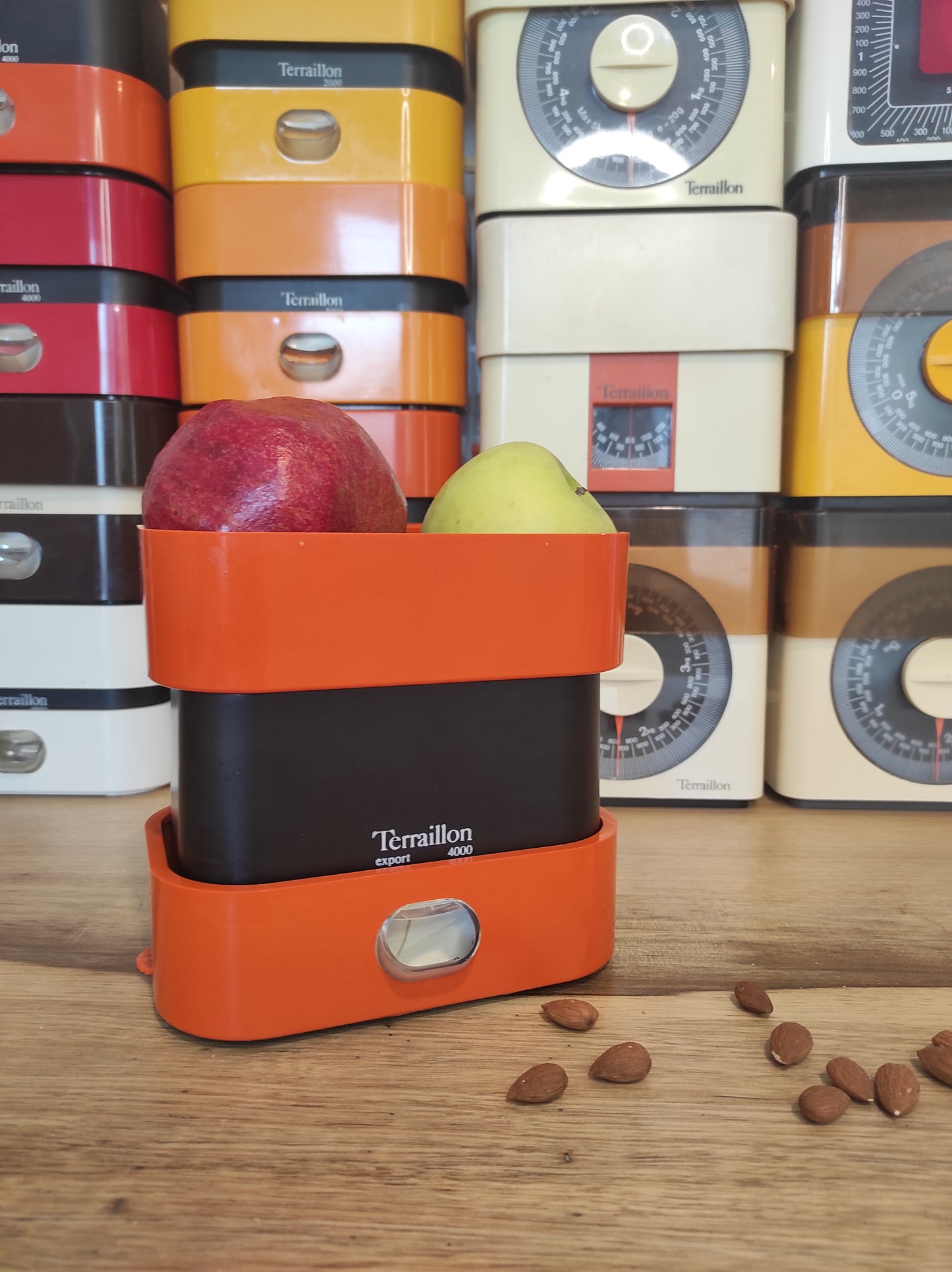 Copie de Balance de cuisine vintage Terraillon Export 4000 orange. Qui ne la connait pas ? La balance mécanique Terraillon est un modèle incontournable de l’électroménager vintage à avoir ! En parfait état de fonctionnement elle sera très jolie aussi en déco dans votre cuisine. Pesée possible jusqu’à 4kg, graduée par 20gr, une petite molette de tare sur le coté. Dans son jus avec quelques traces du passé mais fonctionne parfaitement. Balance de cuisine vintage