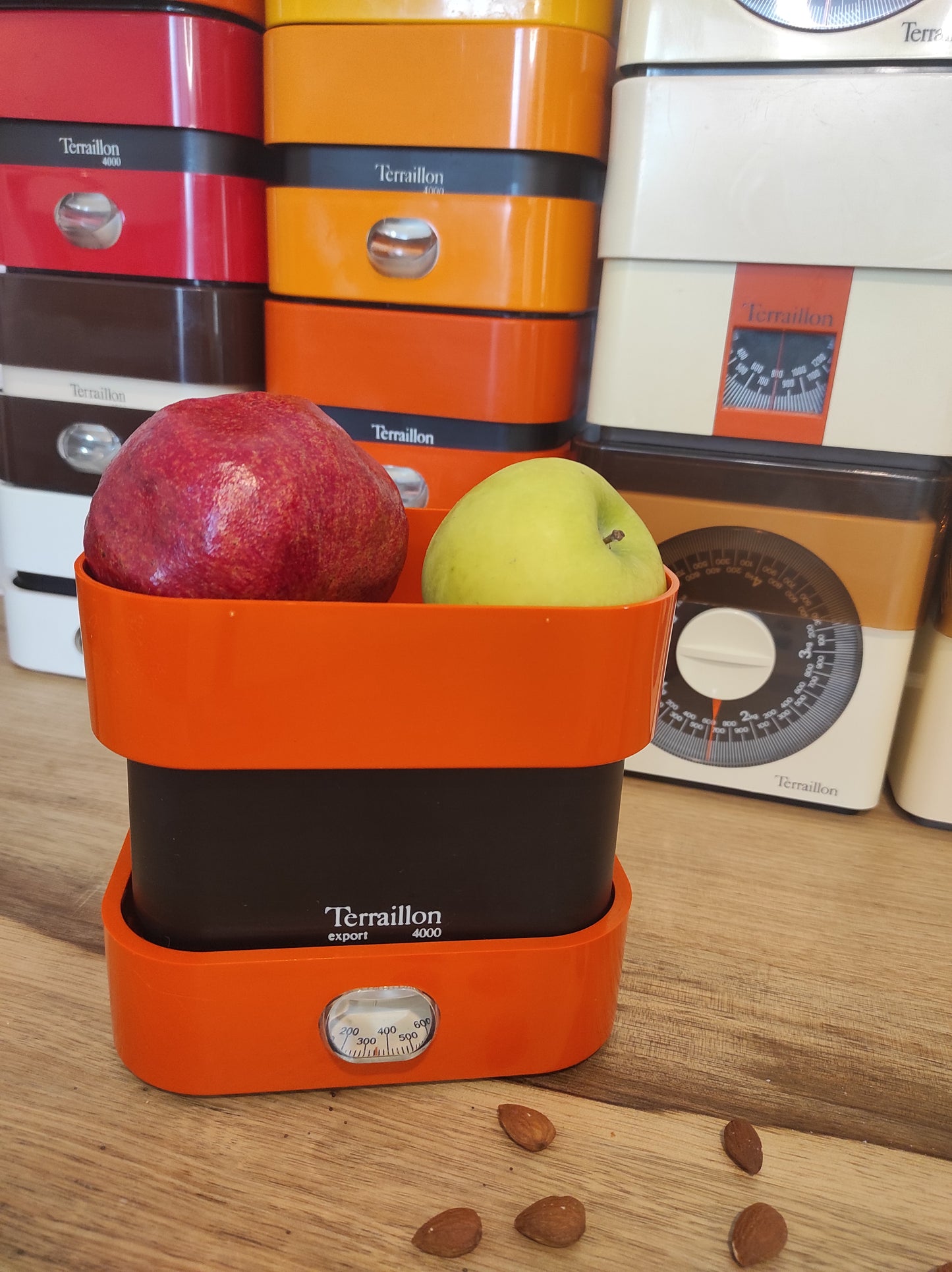 Copie de Balance de cuisine vintage Terraillon Export 4000 orange.Qui ne la connait pas ? La balance mécanique Terraillon est un modèle incontournable de l’électroménager vintage à avoir ! En parfait état de fonctionnement elle sera très jolie aussi en déco dans votre cuisine. Pesée possible jusqu’à 4kg, graduée par 20gr, une petite molette de tare sur le coté. Dans son jus avec quelques traces du passé mais fonctionne parfaitement.