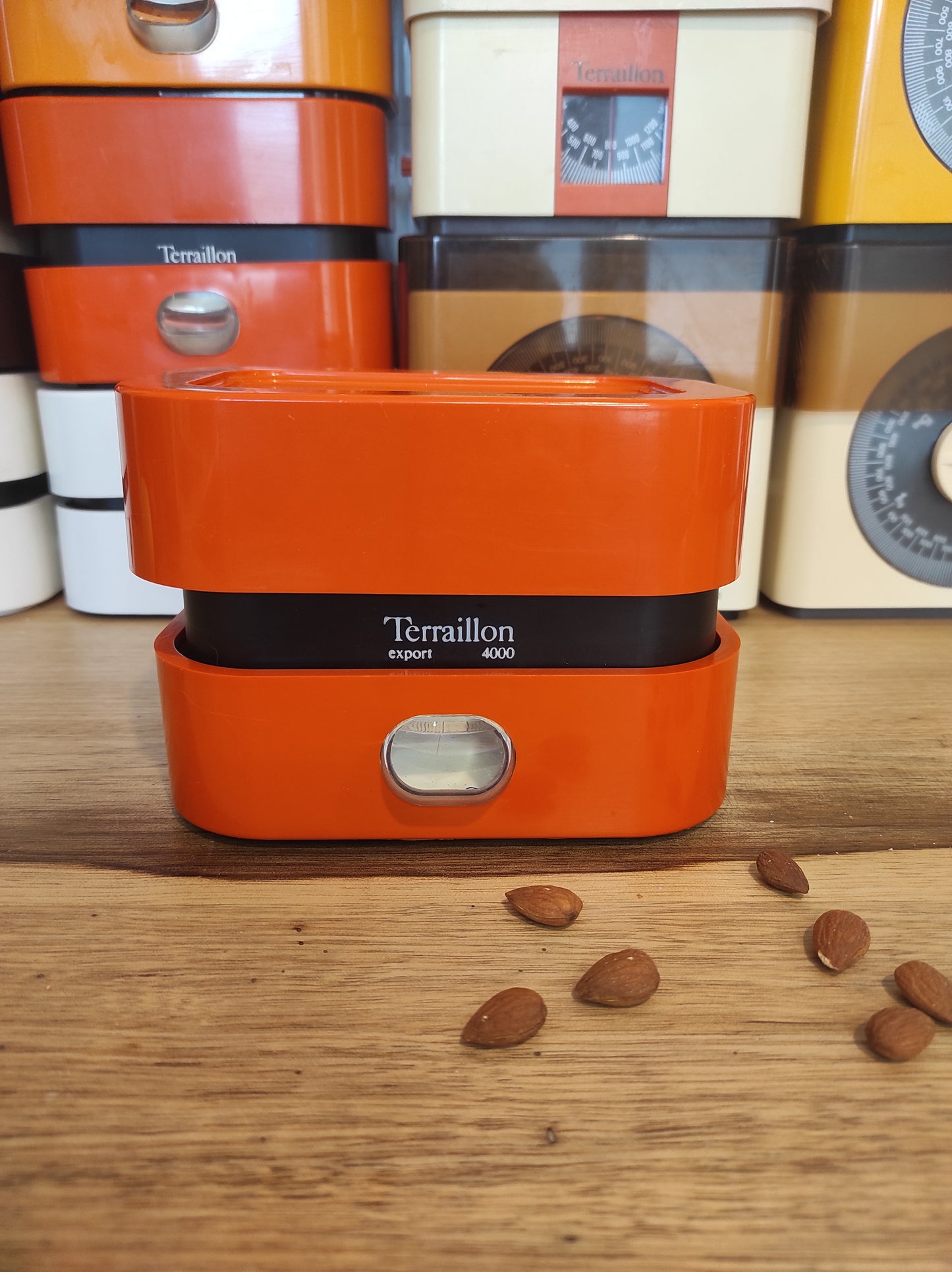 Copie de Balance de cuisine vintage Terraillon Export 4000 orange. Qui ne la connait pas ? La balance mécanique Terraillon est un modèle incontournable de l’électroménager vintage à avoir ! En parfait état de fonctionnement elle sera très jolie aussi en déco dans votre cuisine. Pesée possible jusqu’à 4kg, graduée par 20gr, une petite molette de tare sur le coté. Dans son jus avec quelques traces du passé mais fonctionne parfaitement.