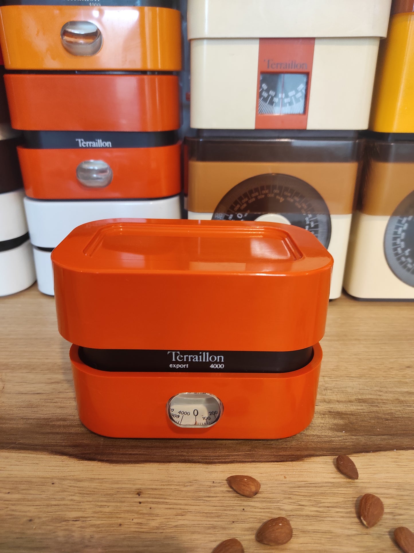 Copie de Balance de cuisine vintage Terraillon Export 4000 orange. Qui ne la connait pas ? La balance mécanique Terraillon est un modèle incontournable de l’électroménager vintage à avoir ! En parfait état de fonctionnement elle sera très jolie aussi en déco dans votre cuisine. Pesée possible jusqu’à 4kg, graduée par 20gr, une petite molette de tare sur le coté. Dans son jus avec quelques traces du passé mais fonctionne parfaitement.