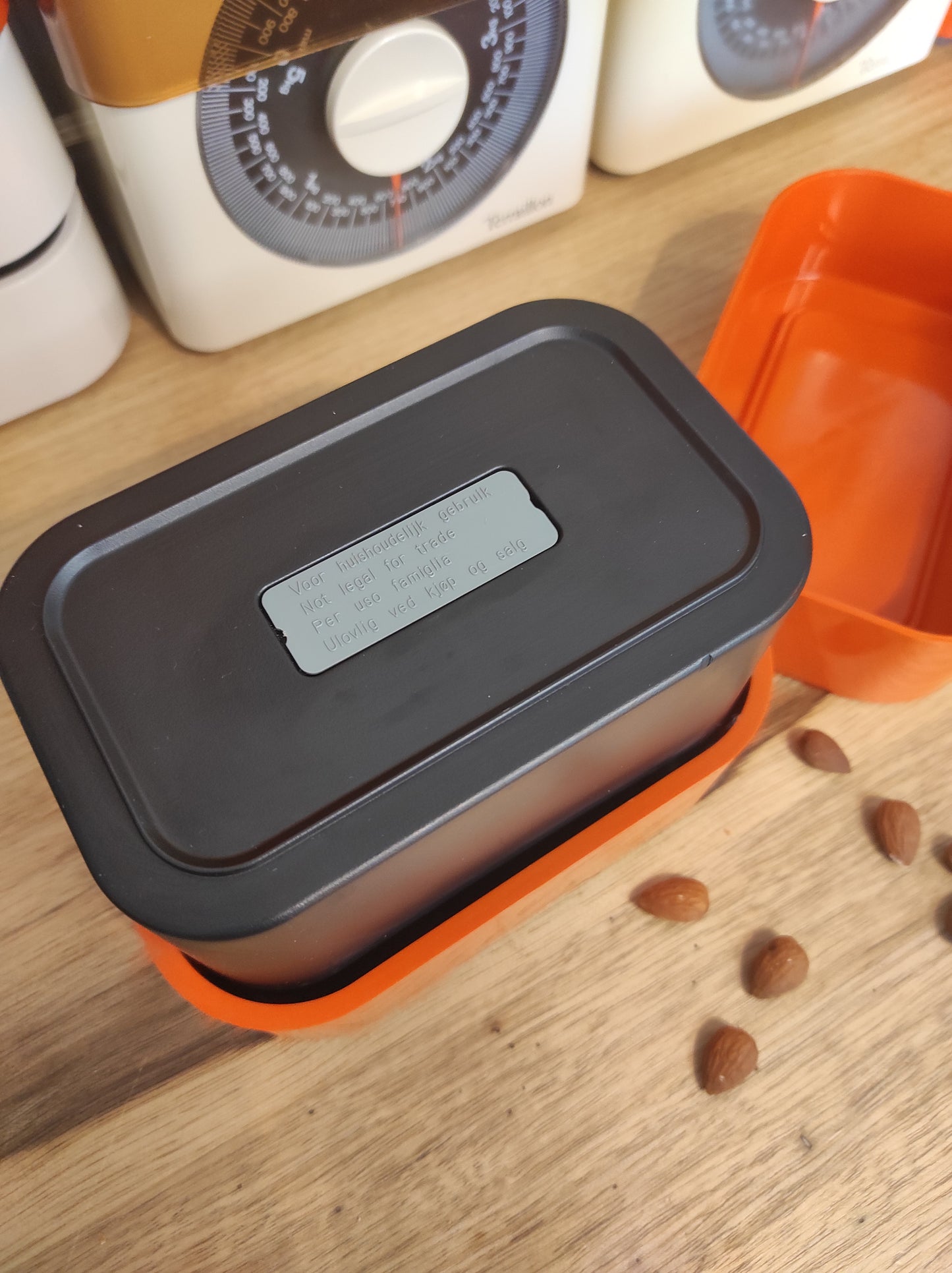 Copie de Balance de cuisine vintage Terraillon Export 4000 orange. Qui ne la connait pas ? La balance mécanique Terraillon est un modèle incontournable de l’électroménager vintage à avoir ! En parfait état de fonctionnement elle sera très jolie aussi en déco dans votre cuisine. Pesée possible jusqu’à 4kg, graduée par 20gr, une petite molette de tare sur le coté. Dans son jus avec quelques traces du passé mais fonctionne parfaitement.