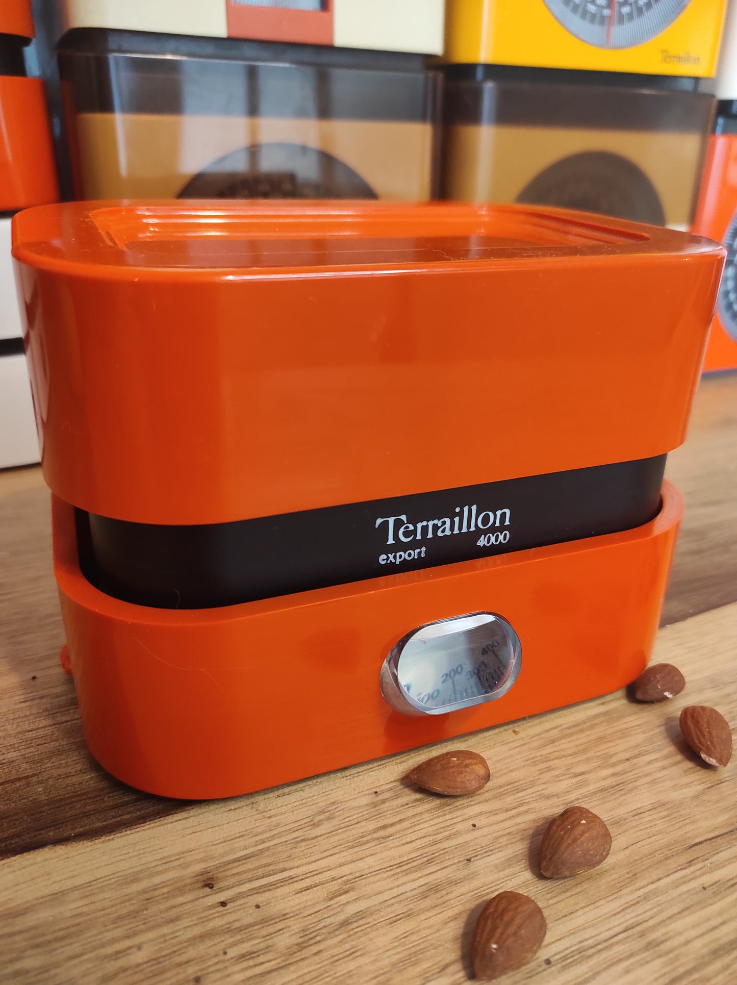 Copie de Balance de cuisine vintage Terraillon Export 4000 orange. Qui ne la connait pas ? La balance mécanique Terraillon est un modèle incontournable de l’électroménager vintage à avoir ! En parfait état de fonctionnement elle sera très jolie aussi en déco dans votre cuisine. Pesée possible jusqu’à 4kg, graduée par 20gr, une petite molette de tare sur le coté. Dans son jus avec quelques traces du passé mais fonctionne parfaitement.