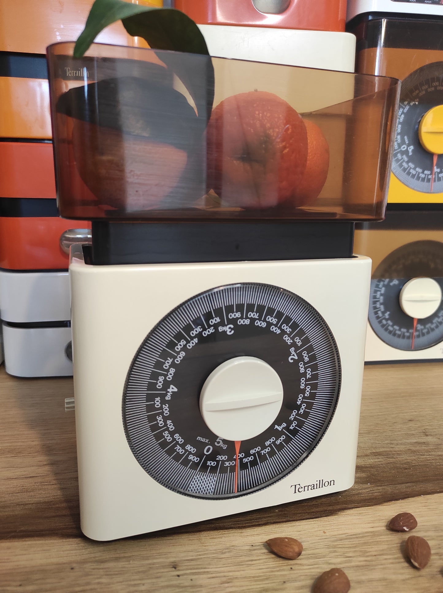 Balance de cuisine Terraillon vintage blanche (jusqu'à 5 kg). Qui ne la connait pas ? La balance mécanique Terraillon est un modèle incontournable de l’électroménager vintage à avoir ! En parfait état de fonctionnement elle sera très jolie aussi en déco dans votre cuisine. Pesée de 20 gr à 5 kg Dans son jus avec quelques traces du passé mais fonctionne parfaitement.