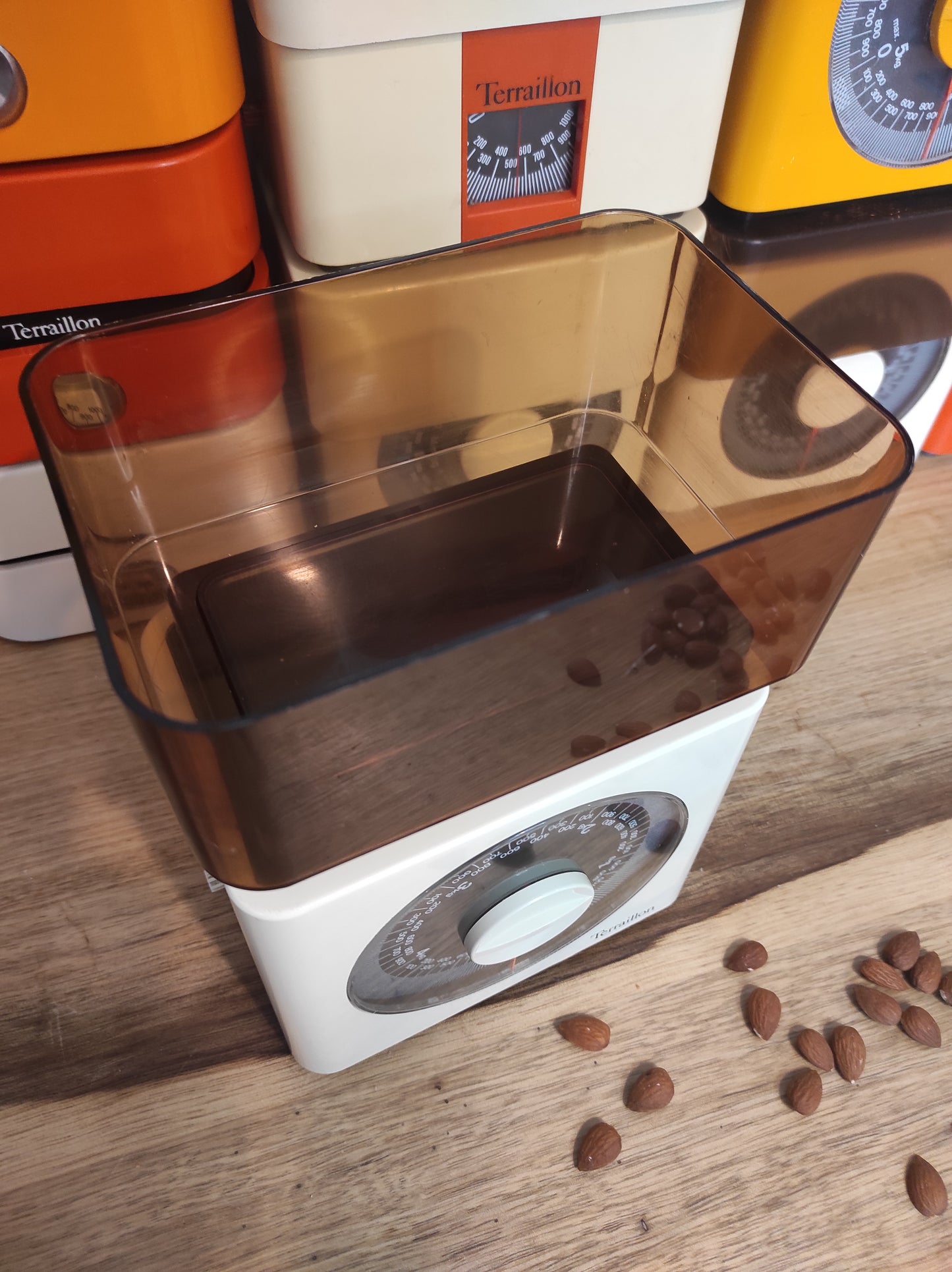 Balance de cuisine Terraillon vintage blanche (jusqu'à 5 kg). Qui ne la connait pas ? La balance mécanique Terraillon est un modèle incontournable de l’électroménager vintage à avoir ! En parfait état de fonctionnement elle sera très jolie aussi en déco dans votre cuisine. Pesée de 20 gr à 5 kg Dans son jus avec quelques traces du passé mais fonctionne parfaitement.