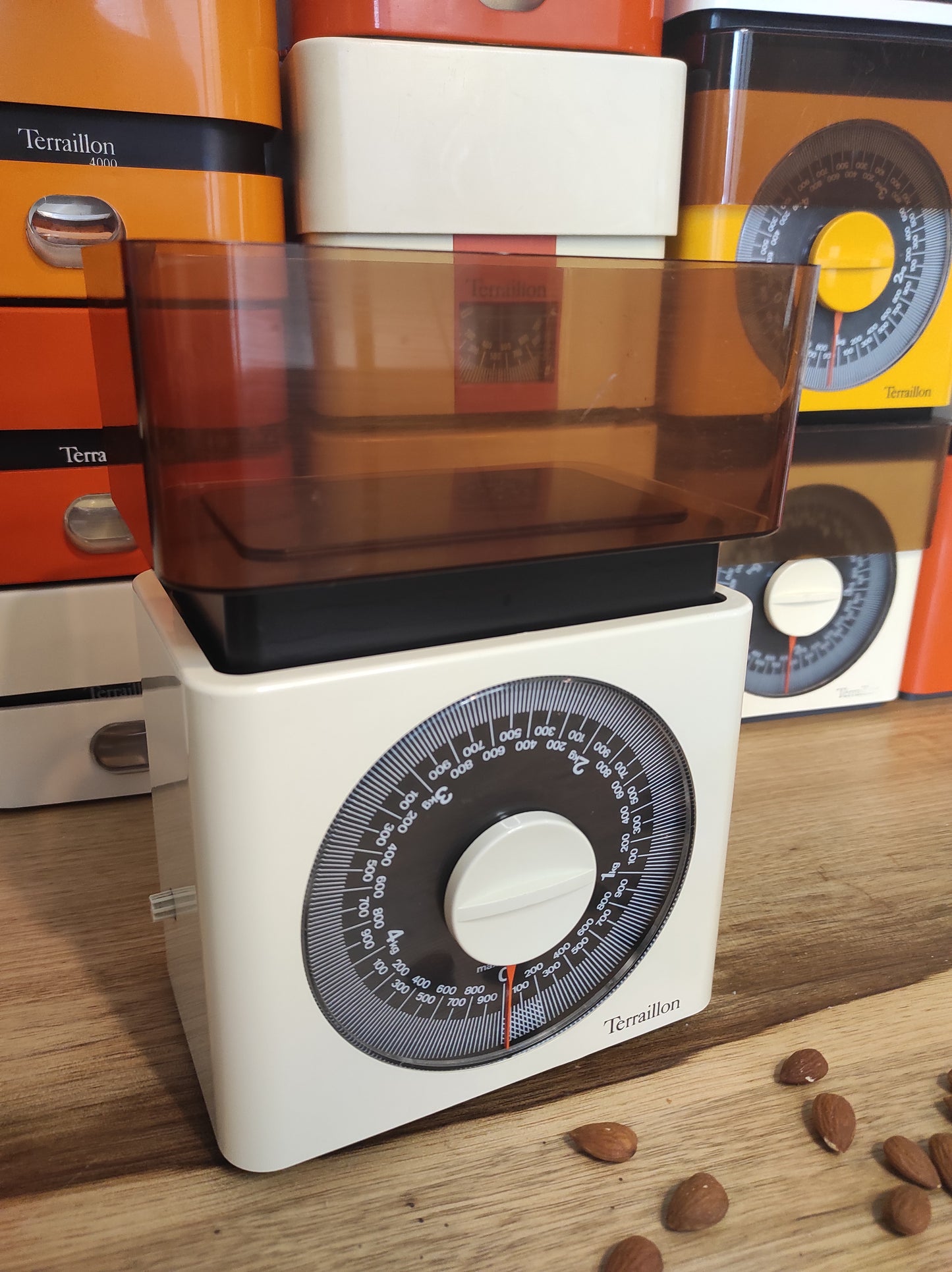 Balance de cuisine Terraillon vintage blanche (jusqu'à 5 kg). Qui ne la connait pas ? La balance mécanique Terraillon est un modèle incontournable de l’électroménager vintage à avoir ! En parfait état de fonctionnement elle sera très jolie aussi en déco dans votre cuisine. Pesée de 20 gr à 5 kg Dans son jus avec quelques traces du passé mais fonctionne parfaitement.