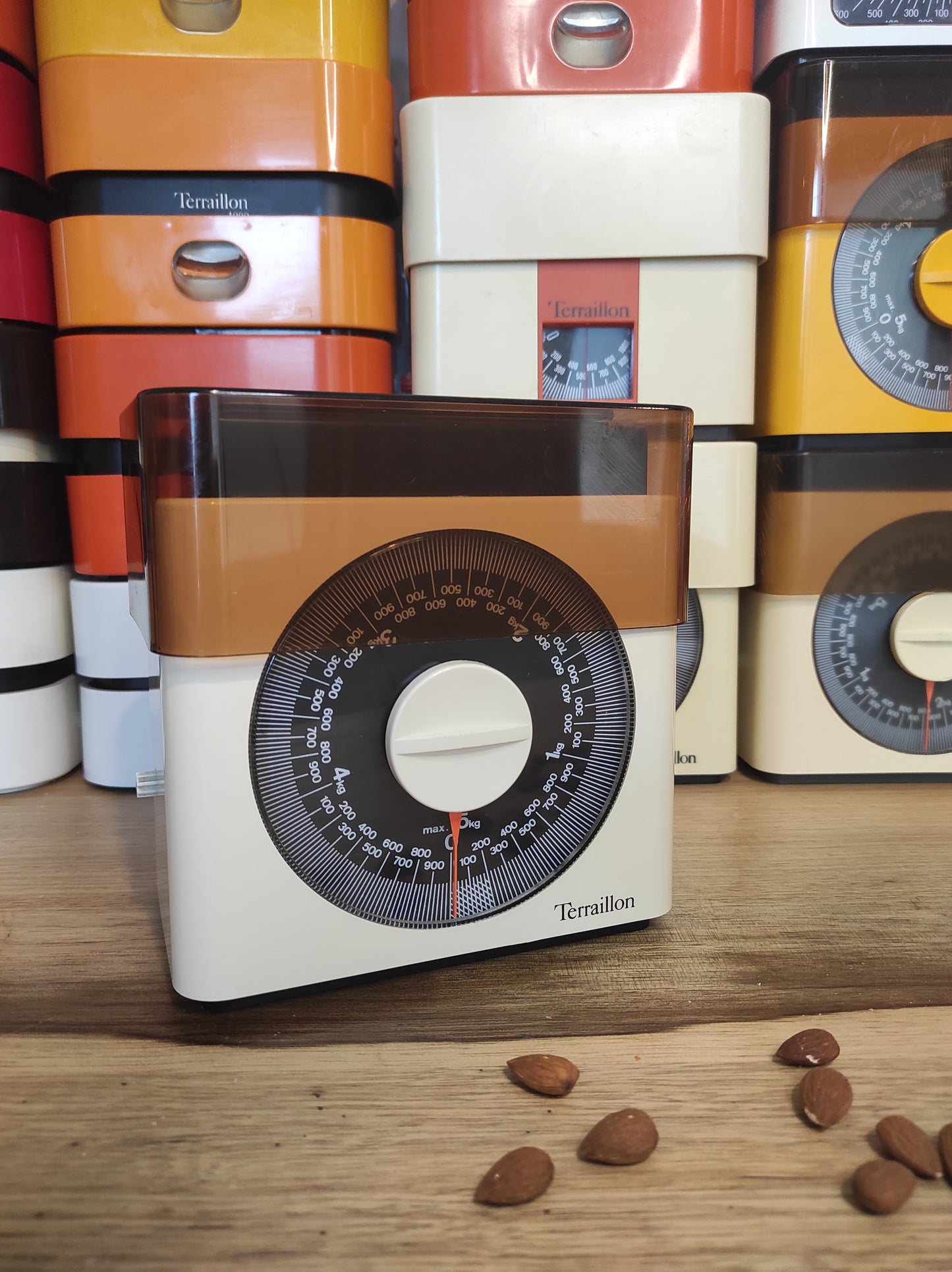 Balance de cuisine Terraillon vintage blanche (jusqu'à 5 kg). Qui ne la connait pas ? La balance mécanique Terraillon est un modèle incontournable de l’électroménager vintage à avoir ! En parfait état de fonctionnement elle sera très jolie aussi en déco dans votre cuisine. Pesée de 20 gr à 5 kg Dans son jus avec quelques traces du passé mais fonctionne parfaitement.