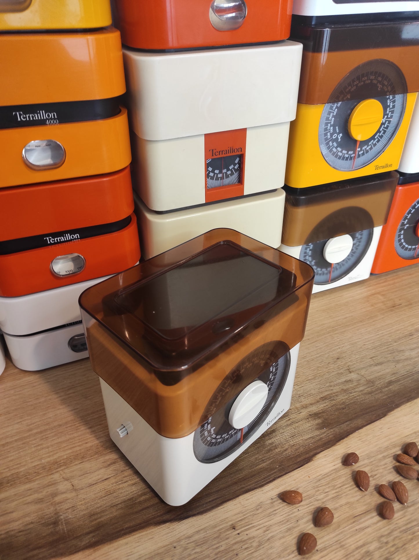 Balance de cuisine Terraillon vintage blanche (jusqu'à 5 kg). Qui ne la connait pas ? La balance mécanique Terraillon est un modèle incontournable de l’électroménager vintage à avoir ! En parfait état de fonctionnement elle sera très jolie aussi en déco dans votre cuisine. Pesée de 20 gr à 5 kg Dans son jus avec quelques traces du passé mais fonctionne parfaitement.
