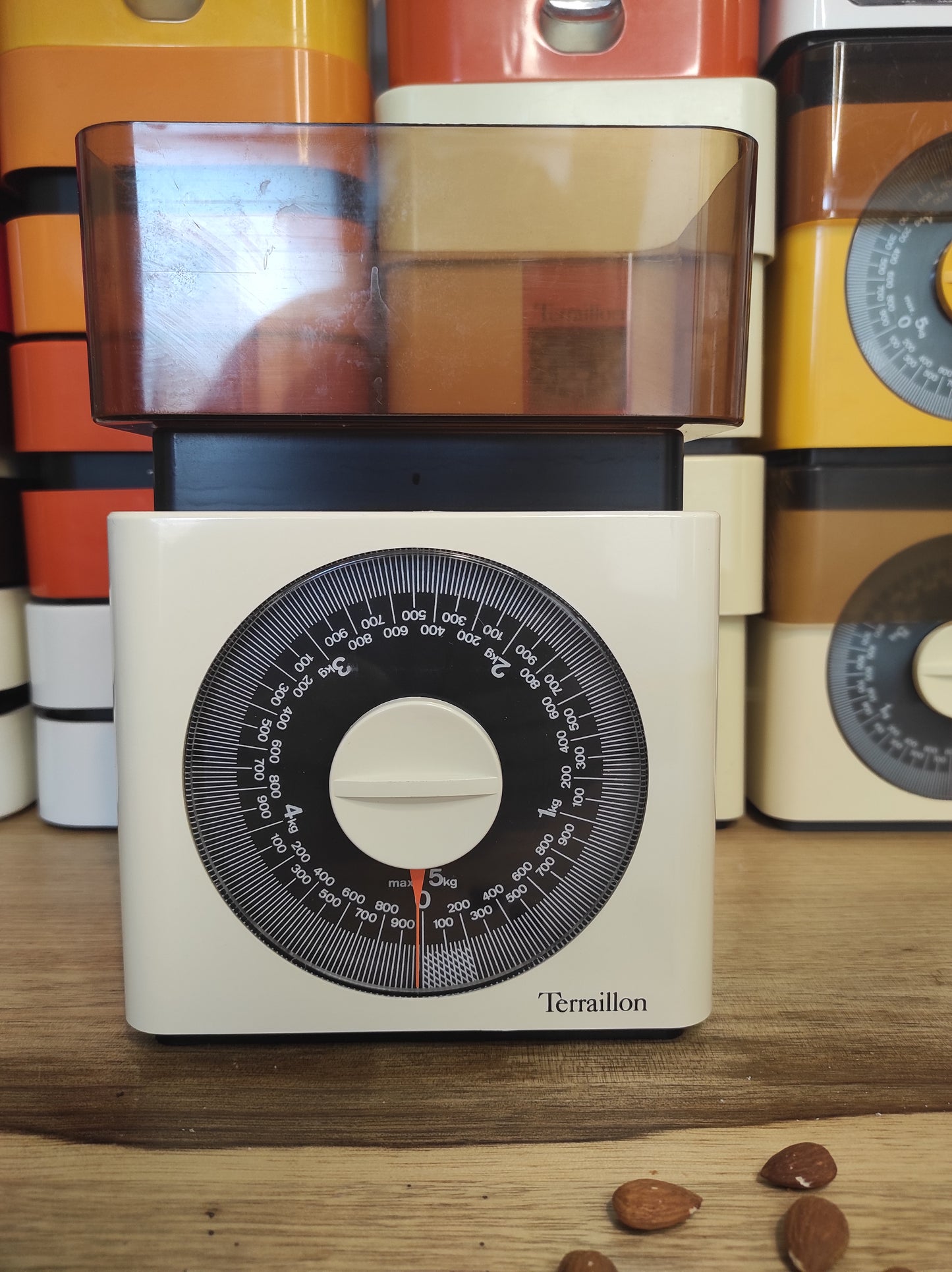 Balance de cuisine Terraillon vintage blanche (jusqu'à 5 kg). Qui ne la connait pas ? La balance mécanique Terraillon est un modèle incontournable de l’électroménager vintage à avoir ! En parfait état de fonctionnement elle sera très jolie aussi en déco dans votre cuisine. Pesée de 20 gr à 5 kg Dans son jus avec quelques traces du passé mais fonctionne parfaitement.