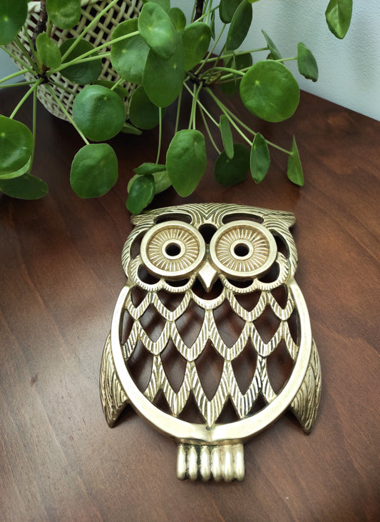 Dessous de plat hibou en laiton vintage. Chouette c'est l'heure de passer à table ! Chouette ou hibou, c'est comme vous voulez ;-) Ce joli dessous de plat vintage en laiton ajouré des années 60-70 , est prêt à recevoir vos petits plats !