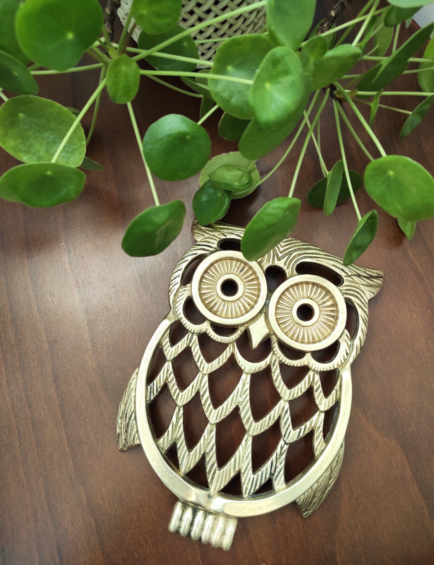 Dessous de plat hibou en laiton vintage. Chouette c'est l'heure de passer à table ! Chouette ou hibou, c'est comme vous voulez ;-) Ce joli dessous de plat vintage en laiton ajouré des années 60-70 , est prêt à recevoir vos petits plats !