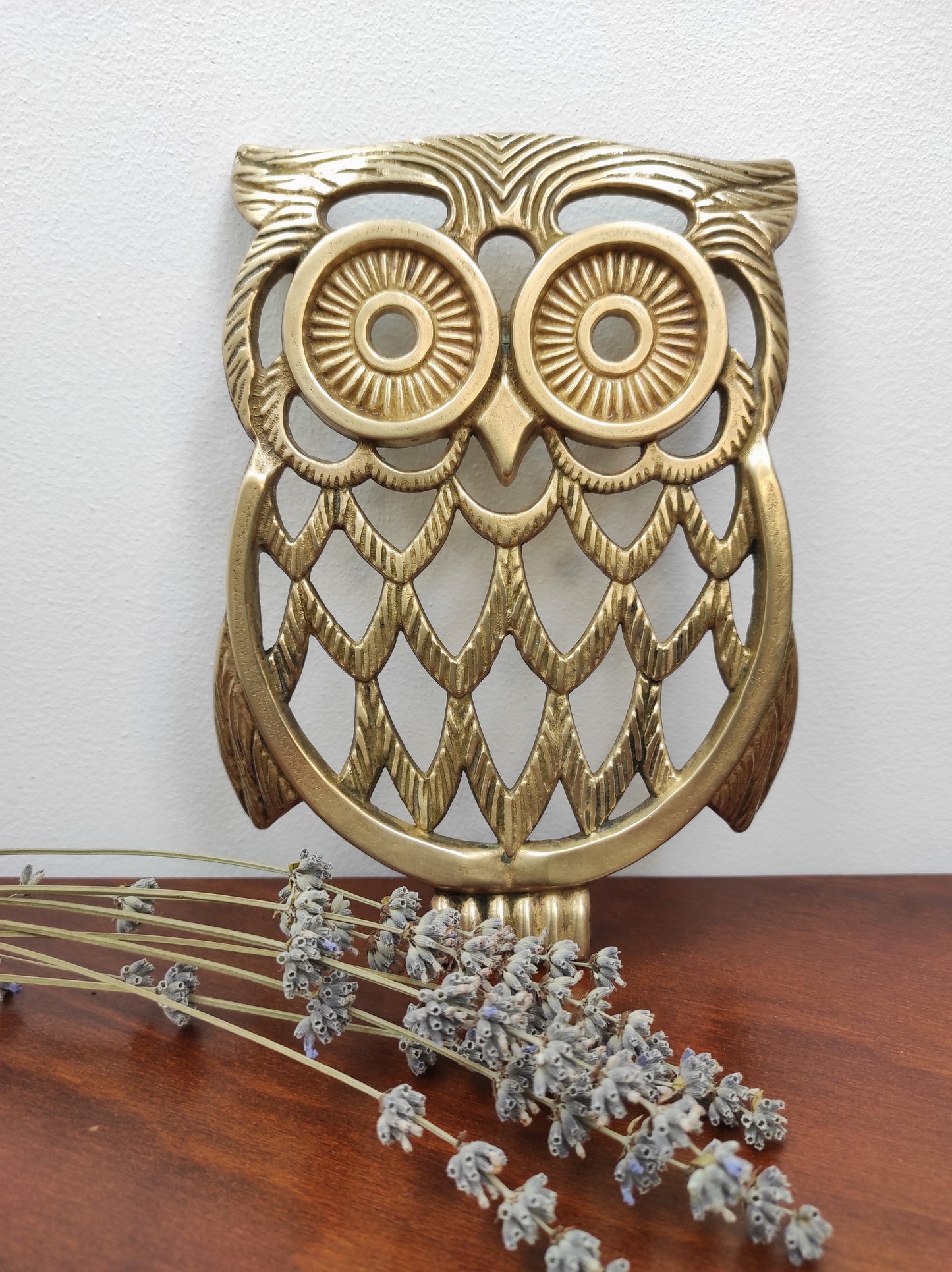 Dessous de plat hibou en laiton vintage. Chouette c'est l'heure de passer à table ! Chouette ou hibou, c'est comme vous voulez ;-) Ce joli dessous de plat vintage en laiton ajouré des années 60-70 , est prêt à recevoir vos petits plats !