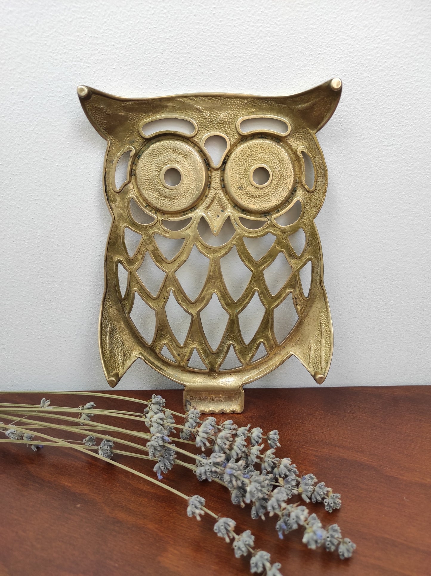 Dessous de plat hibou en laiton vintage. Chouette c'est l'heure de passer à table ! Chouette ou hibou, c'est comme vous voulez ;-) Ce joli dessous de plat vintage en laiton ajouré des années 60-70 , est prêt à recevoir vos petits plats !