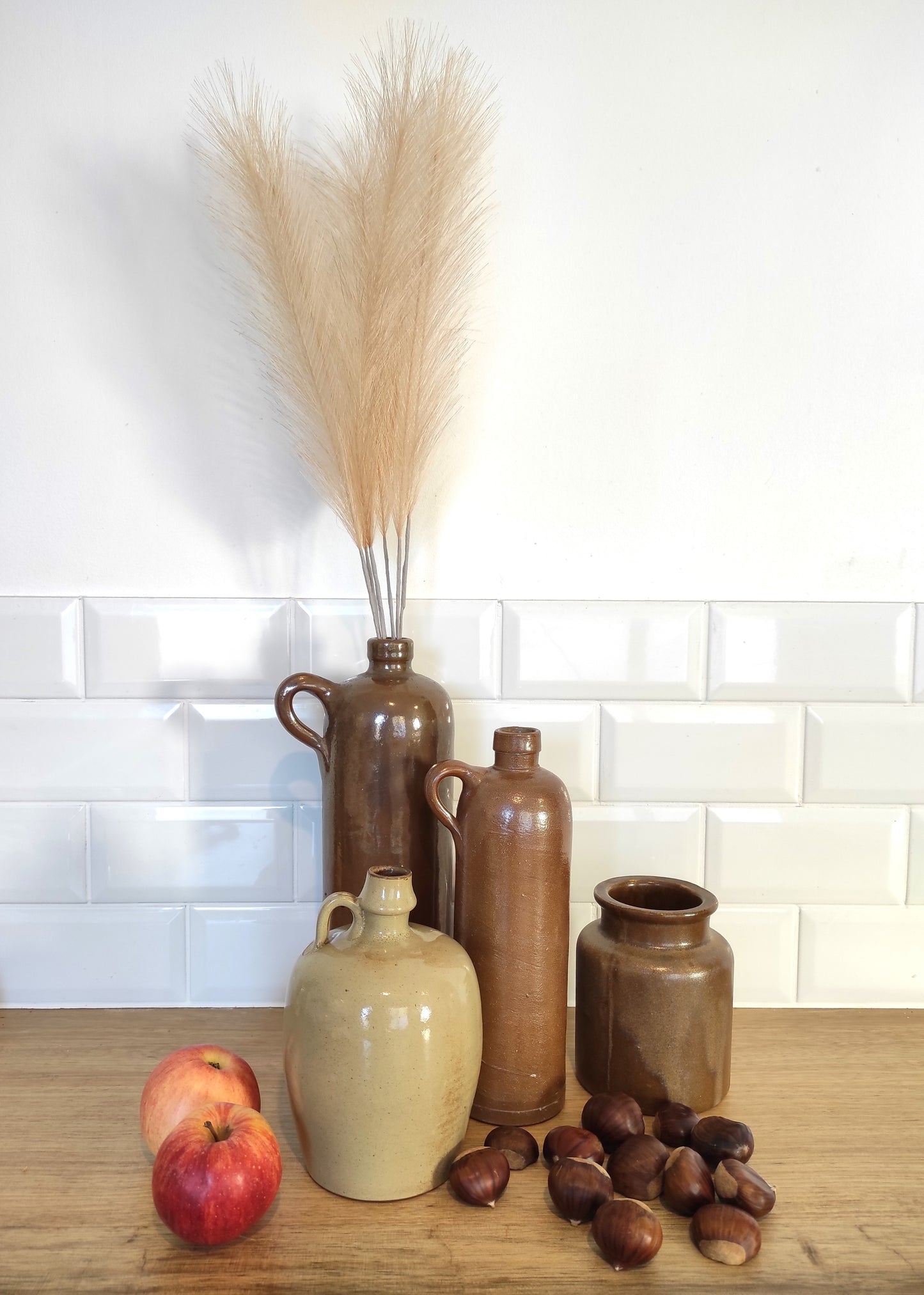 Ancienne bouteille en grès vernissé. Jolie bouteille ancienne en grès vernissé avec anse. Sa forme élancée est très décorative et accueillera à merveille vos fleurs séchées. En déco, elle fera aussi faire son effet en accumulation avec d’autres formats ou d'autres couleurs. A noter : la bouteille ayant était faite artisanalement, elle porte quelques petits défauts qui n'enlèvent rien à son charme. Aucun éclat.