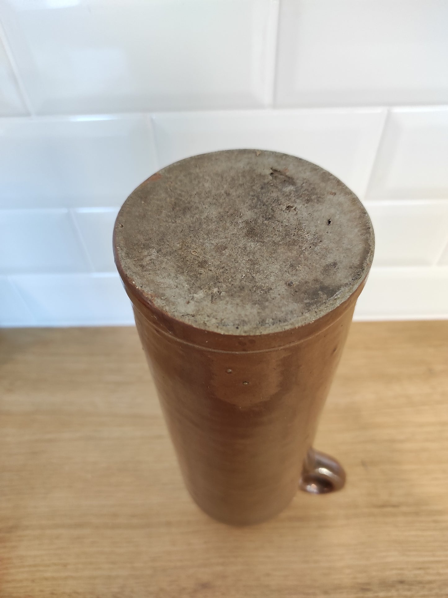 Ancienne bouteille en grès vernissé. Jolie bouteille ancienne en grès vernissé avec anse. Sa forme élancée est très décorative et accueillera à merveille vos fleurs séchées. En déco, elle fera aussi faire son effet en accumulation avec d’autres formats ou d'autres couleurs. A noter : la bouteille ayant était faite artisanalement, elle porte quelques petits défauts qui n'enlèvent rien à son charme. Aucun éclat.