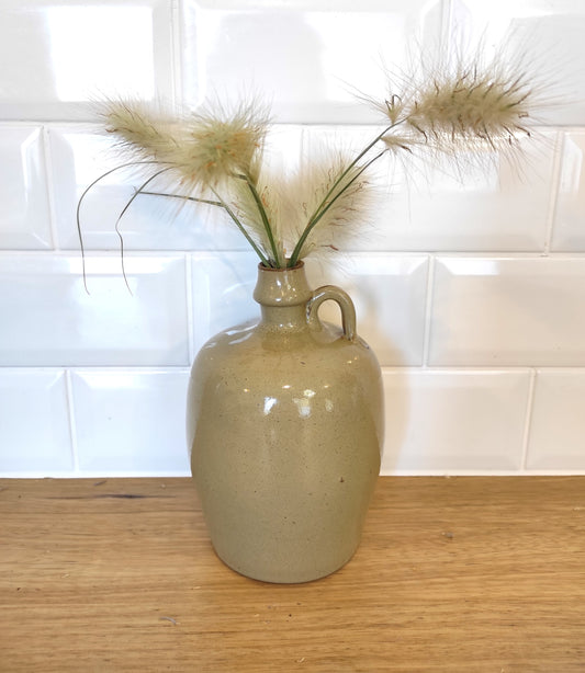 Ancienne bouteille/ancien pichet en grès vernissé. Ce joli pichet ancien en grès vernissé. Très décoratif, vous pourrez aussi bien l'utiliser en pichet ou bien le détourner en vase pour accueillir vos petits bouquets de fleurs séchés. En déco, il fera aussi faire son effet en accumulation avec d’autres formats ou d'autres couleurs (que vous pourrez retrouver sur le site de la boutique). En très bon état, aucun éclat, pas de bouchon. Carafe vintage