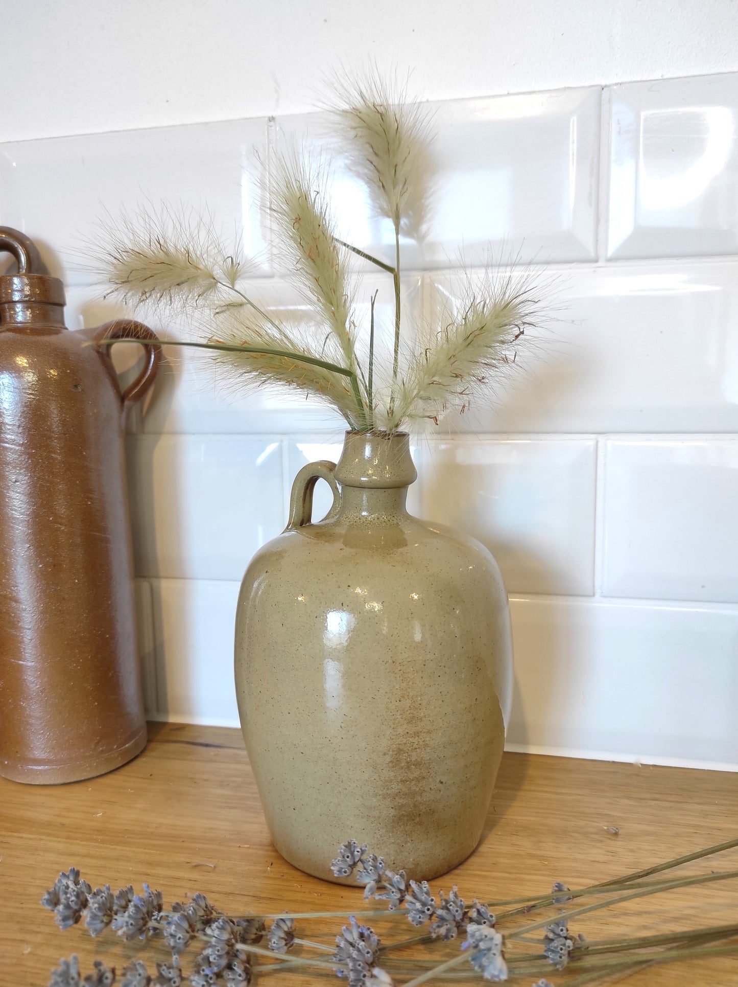 Ancienne bouteille/ancien pichet en grès vernissé. Ce joli pichet ancien en grès vernissé. Très décoratif, vous pourrez aussi bien l'utiliser en pichet ou bien le détourner en vase pour accueillir vos petits bouquets de fleurs séchés. En déco, il fera aussi faire son effet en accumulation avec d’autres formats ou d'autres couleurs (que vous pourrez retrouver sur le site de la boutique). En très bon état, aucun éclat, pas de bouchon. Carafe vintage