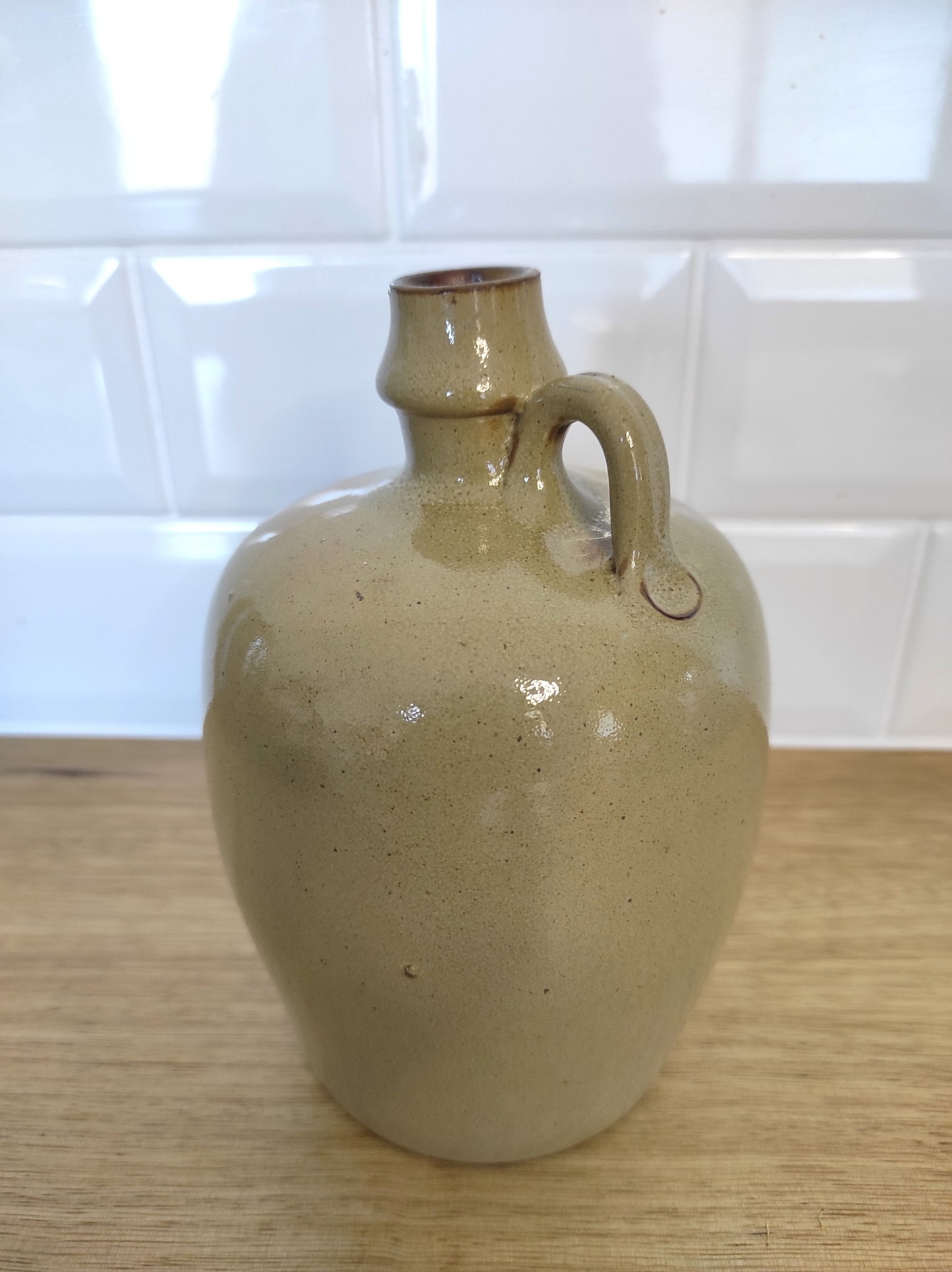 Ancienne bouteille/ancien pichet en grès vernissé. Ce joli pichet ancien en grès vernissé. Très décoratif, vous pourrez aussi bien l'utiliser en pichet ou bien le détourner en vase pour accueillir vos petits bouquets de fleurs séchés. En déco, il fera aussi faire son effet en accumulation avec d’autres formats ou d'autres couleurs (que vous pourrez retrouver sur le site de la boutique). En très bon état, aucun éclat, pas de bouchon. Carafe vintage