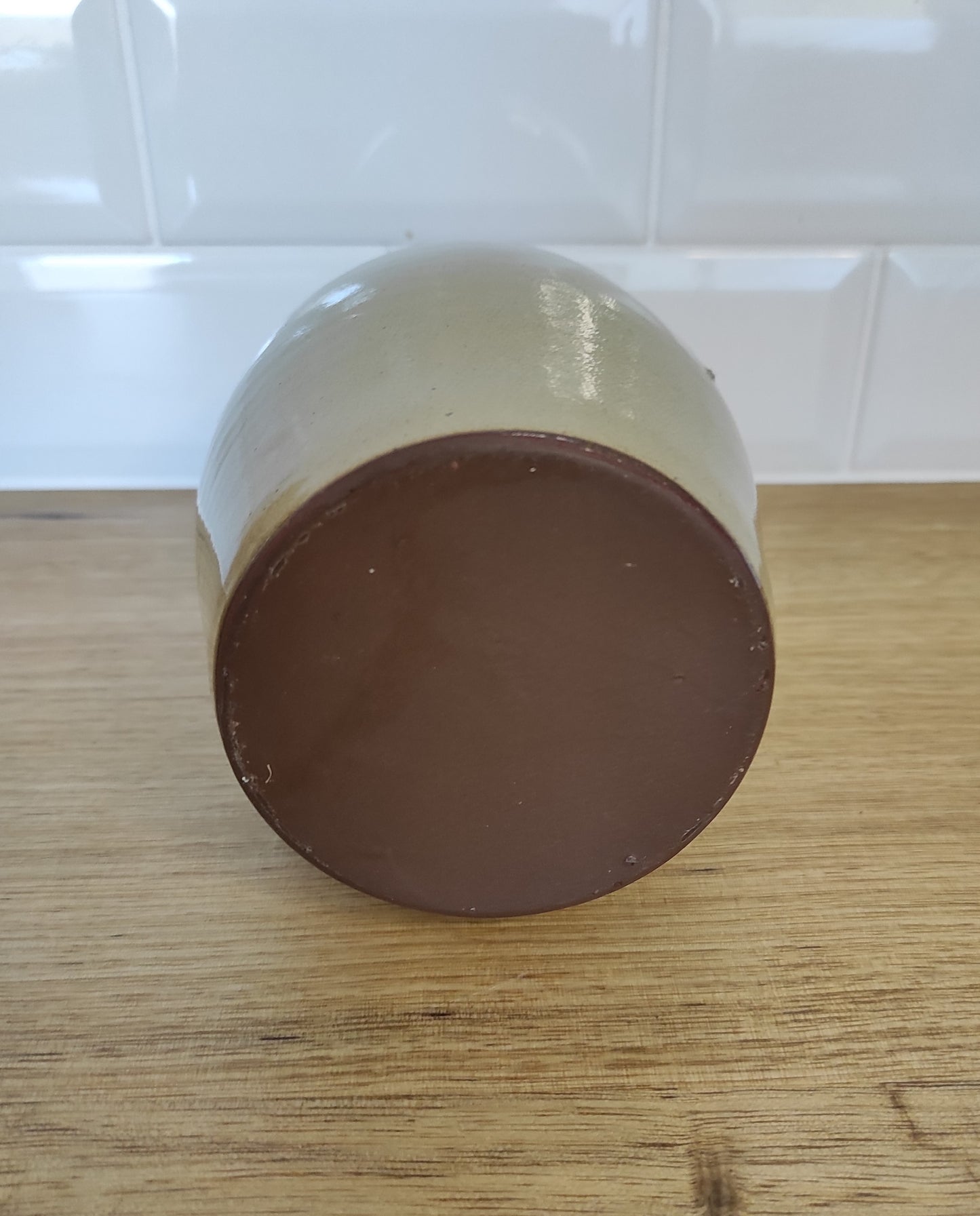 Ancienne bouteille/ancien pichet en grès vernissé. Ce joli pichet ancien en grès vernissé. Très décoratif, vous pourrez aussi bien l'utiliser en pichet ou bien le détourner en vase pour accueillir vos petits bouquets de fleurs séchés. En déco, il fera aussi faire son effet en accumulation avec d’autres formats ou d'autres couleurs (que vous pourrez retrouver sur le site de la boutique). En très bon état, aucun éclat, pas de bouchon.