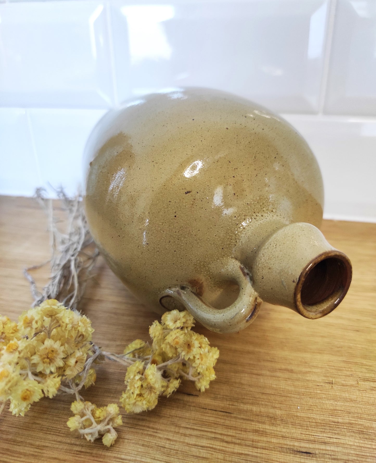 Ancienne bouteille/ancien pichet en grès vernissé.Ce joli pichet ancien en grès vernissé. Très décoratif, vous pourrez aussi bien l'utiliser en pichet ou bien le détourner en vase pour accueillir vos petits bouquets de fleurs séchés. En déco, il fera aussi faire son effet en accumulation avec d’autres formats ou d'autres couleurs (que vous pourrez retrouver sur le site de la boutique). En très bon état, aucun éclat, pas de bouchon. Carafe vintage