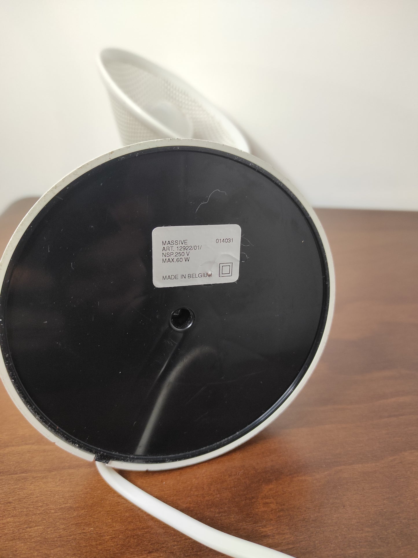 Lampe de bureau blanche des années 80. Ancienne lampe de bureau, lampe à poser en aluminium blanc des années 80 son abat-jour ajouré est orientable (haut/bas) et son interrupteur est sur le pied. Electrification d'origine vérifiée, en bon état, ampoule vis.
